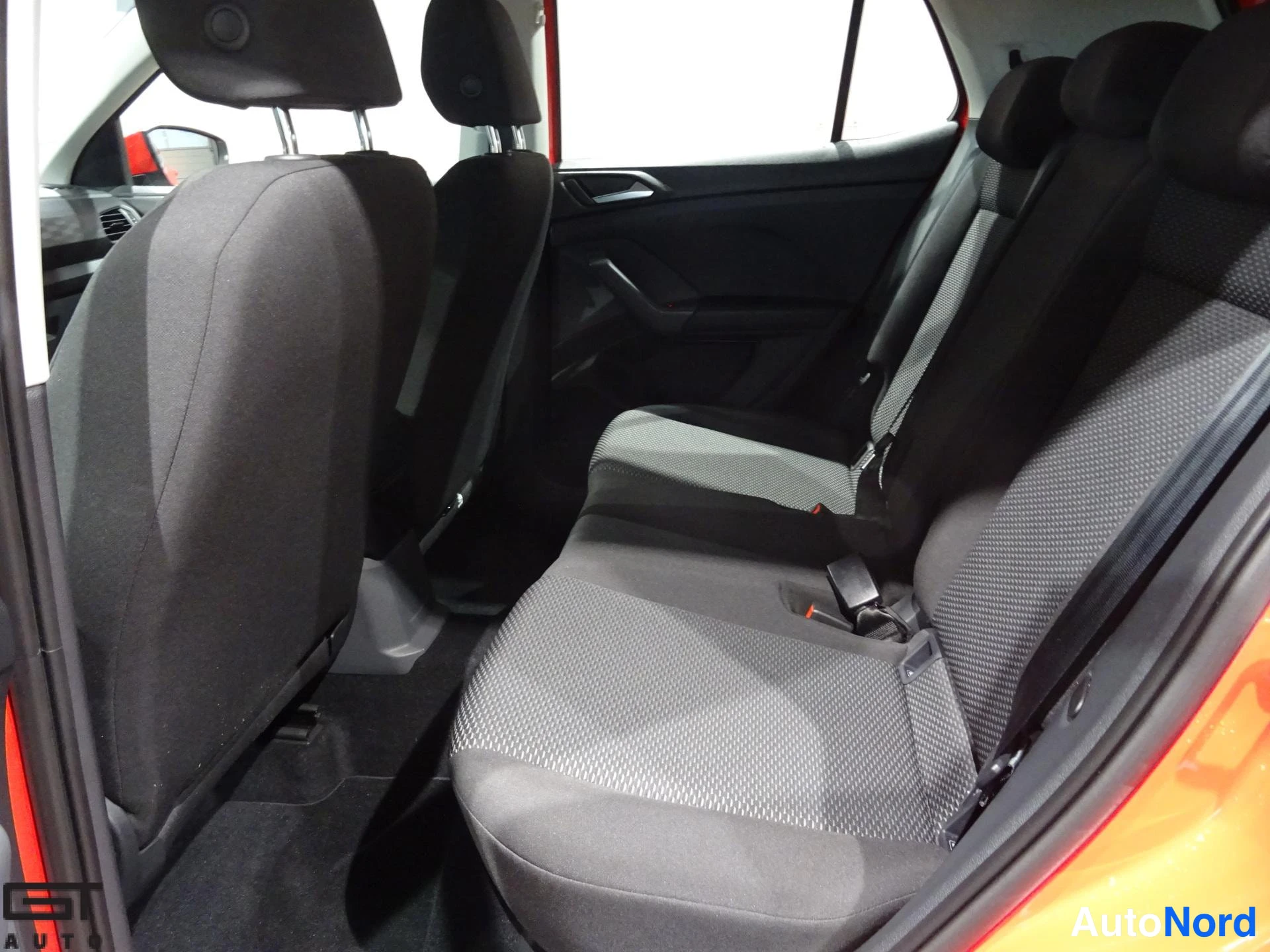 Punainen Volkswagen T-Cross 2021, takaistuimet, kuva 15