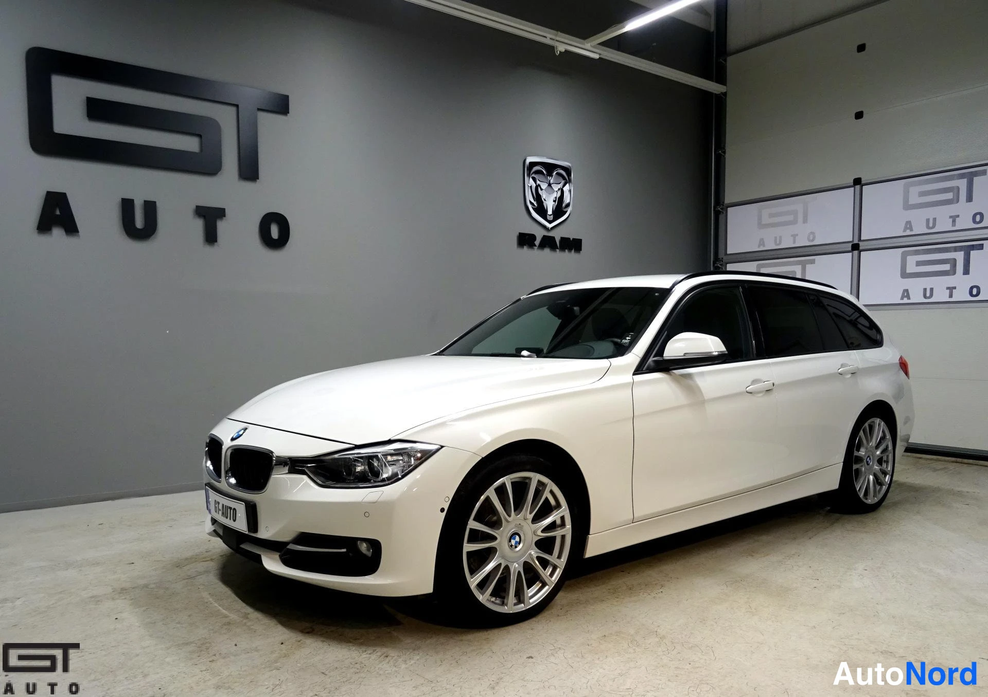 Valkoinen BMW 330d xDrive 2014, etuviisto, keula vasemmalle, kuva 2