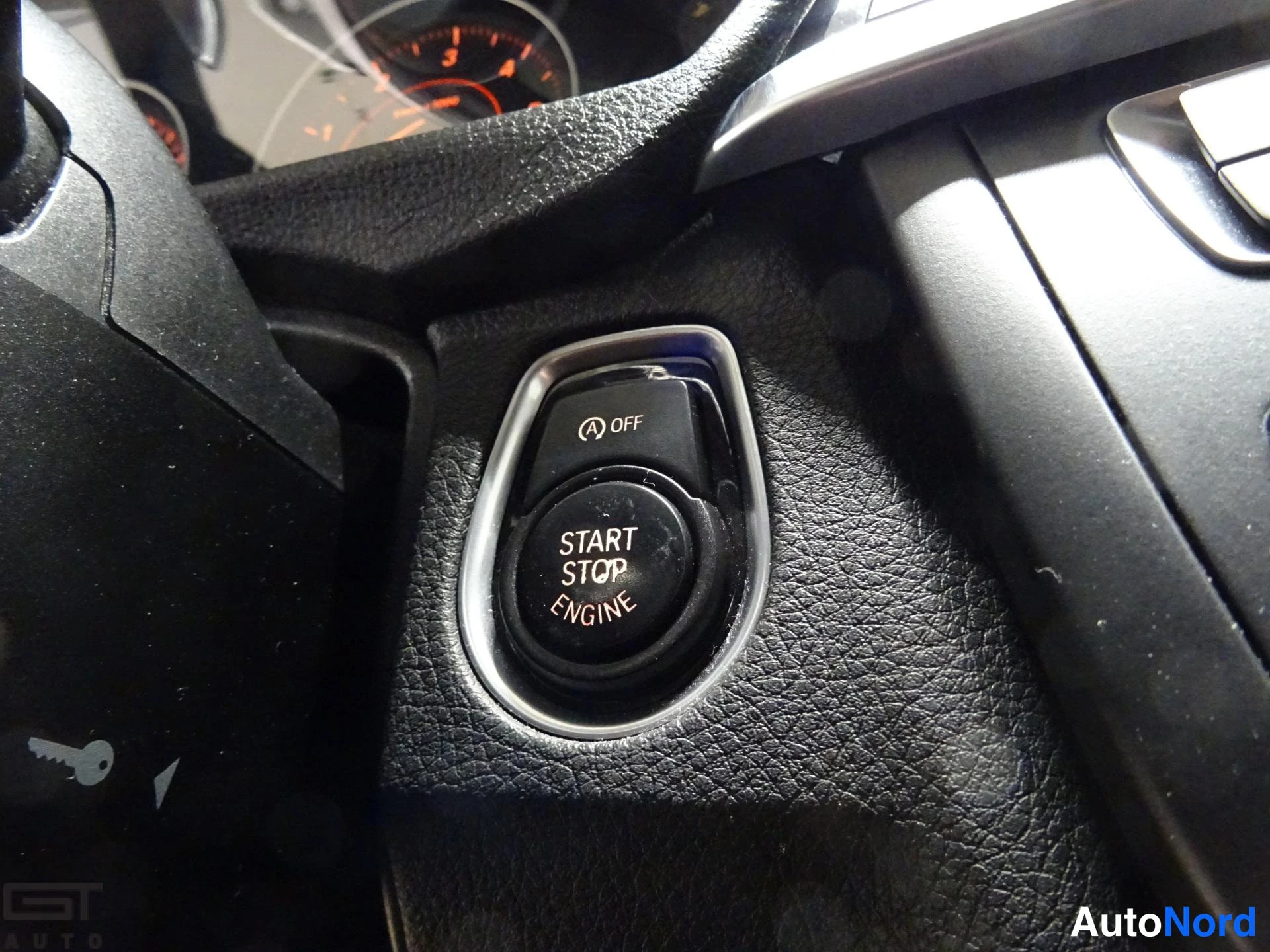 Valkoinen BMW 330d xDrive 2014, yksityiskohta, kuva 23
