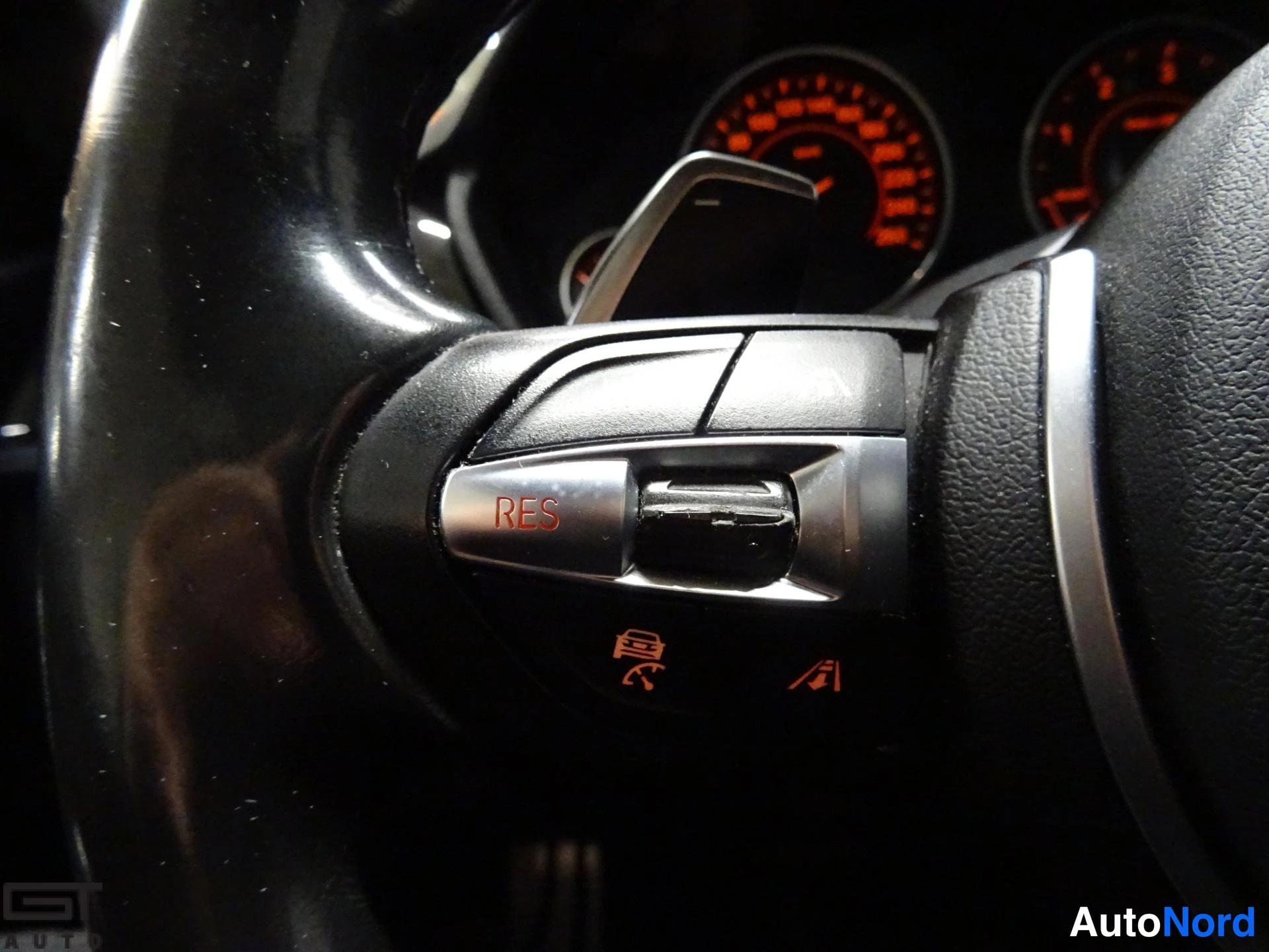 Valkoinen BMW 330d xDrive 2014, yksityiskohta, kuva 28