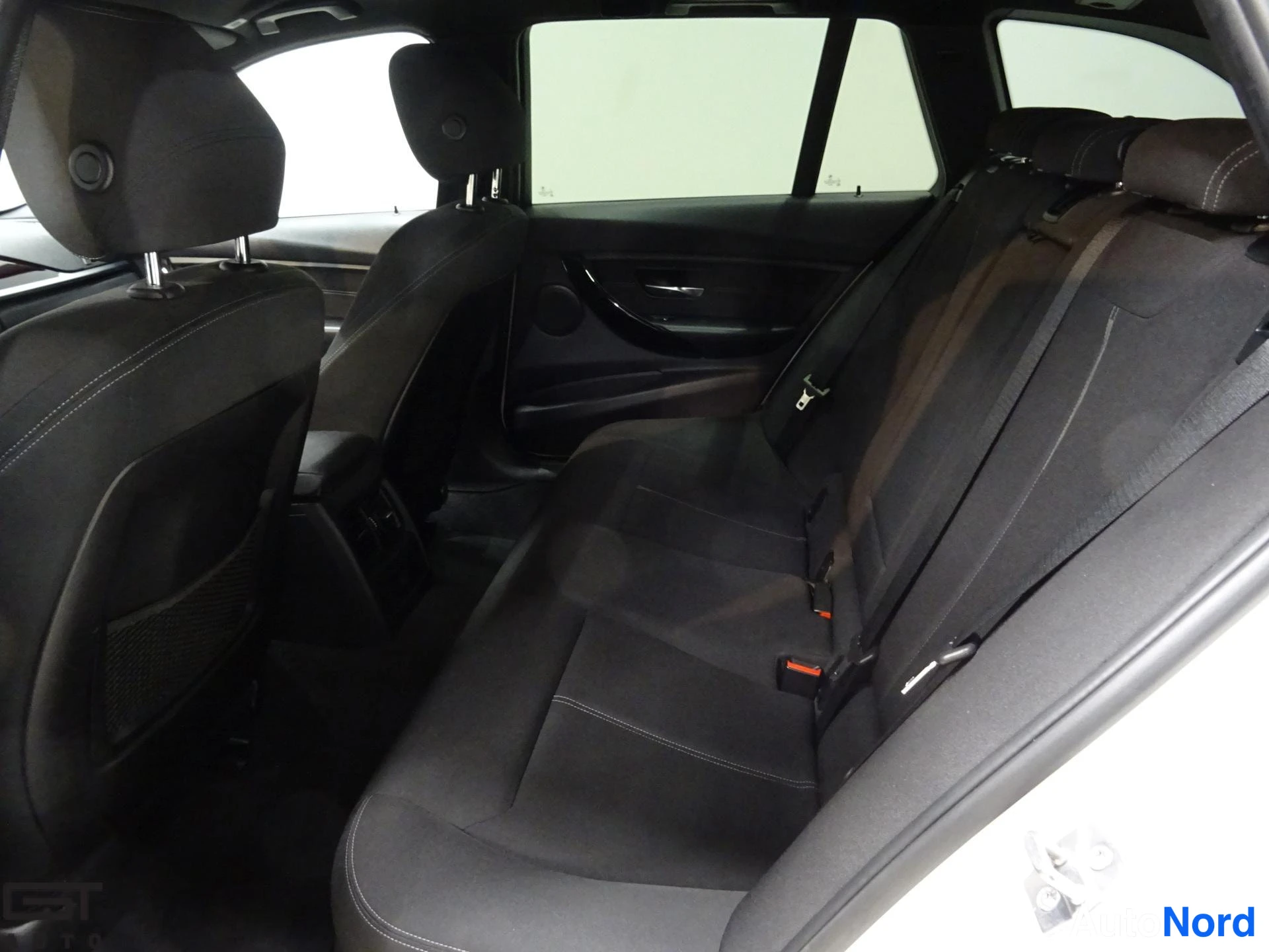 Valkoinen BMW 330d xDrive 2014, takaistuimet, kuva 16