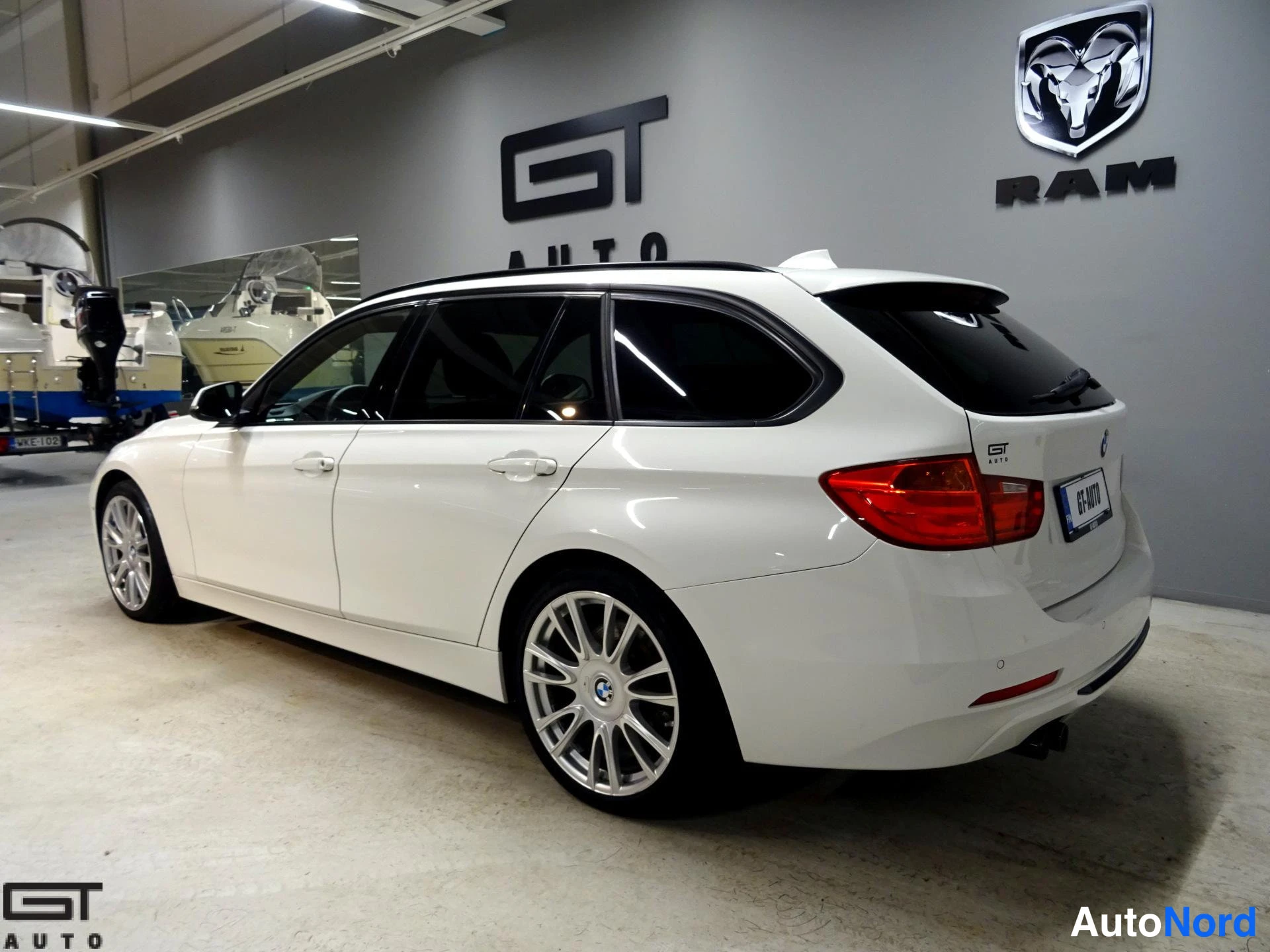 Valkoinen BMW 330d xDrive 2014, takaviisto, kuva 6