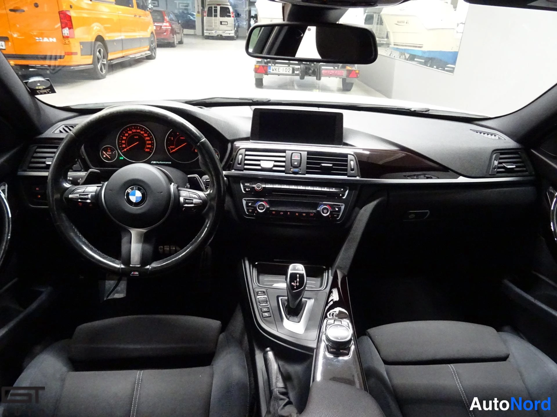 Valkoinen BMW 330d xDrive 2014, ohjaamo, kuva 11