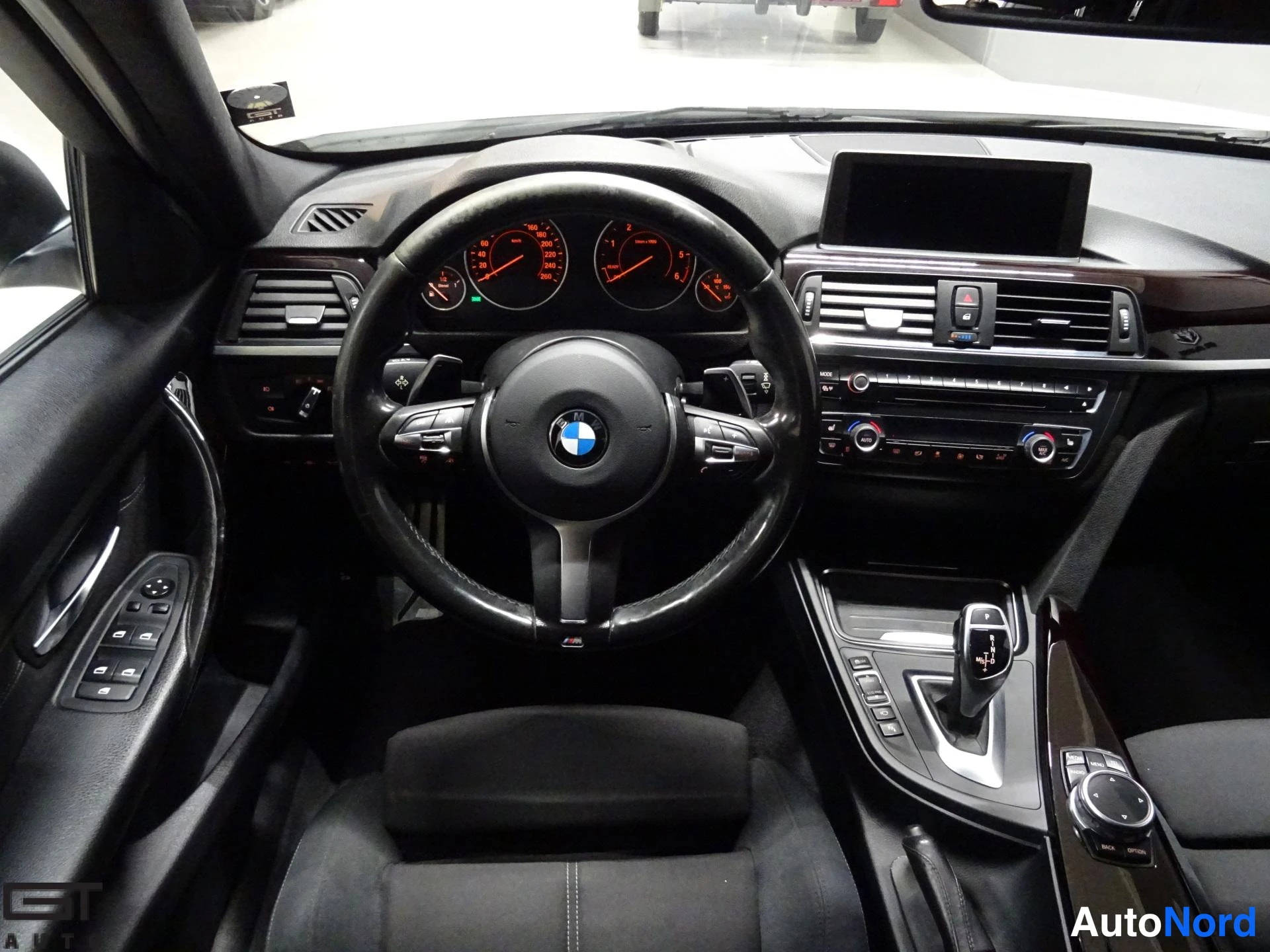 Valkoinen BMW 330d xDrive 2014, ohjaamo, kuva 12