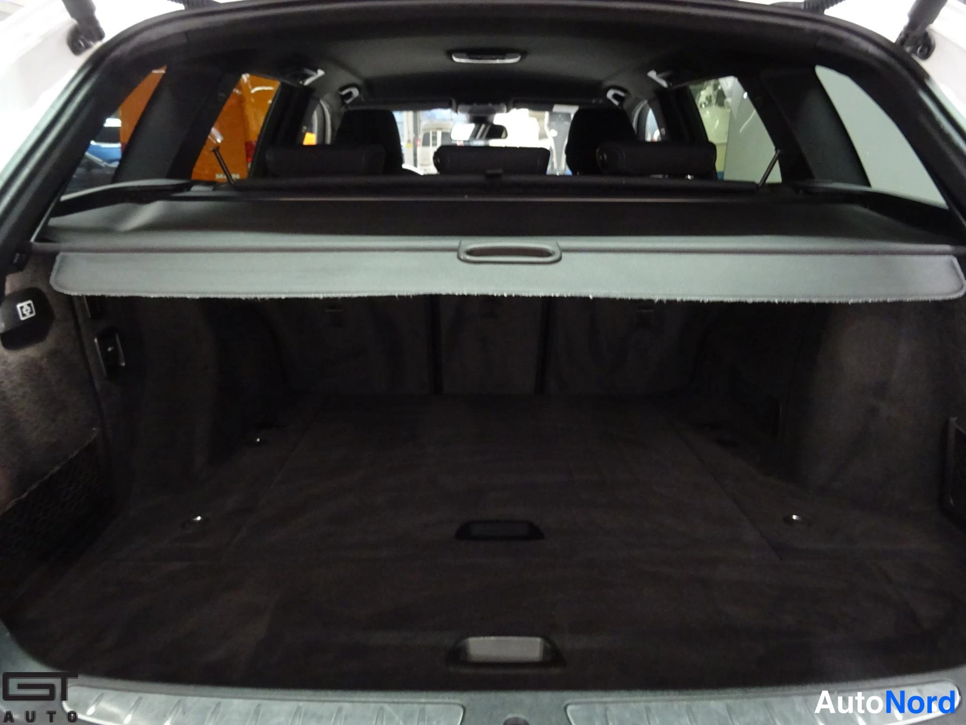 Valkoinen BMW 330d xDrive 2014, tavaratila, kuva 18