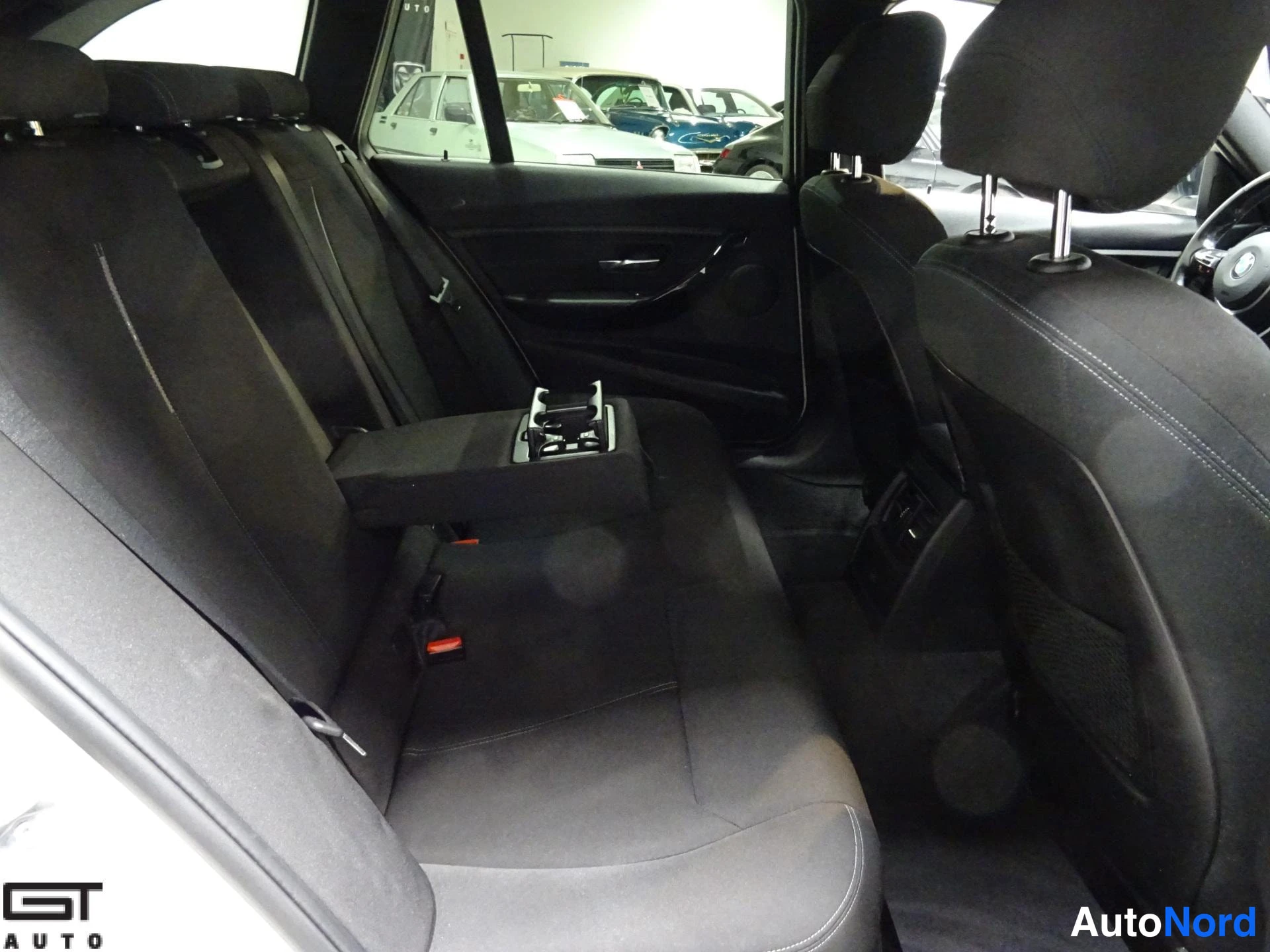 Valkoinen BMW 330d xDrive 2014, takaistuimet, kuva 17