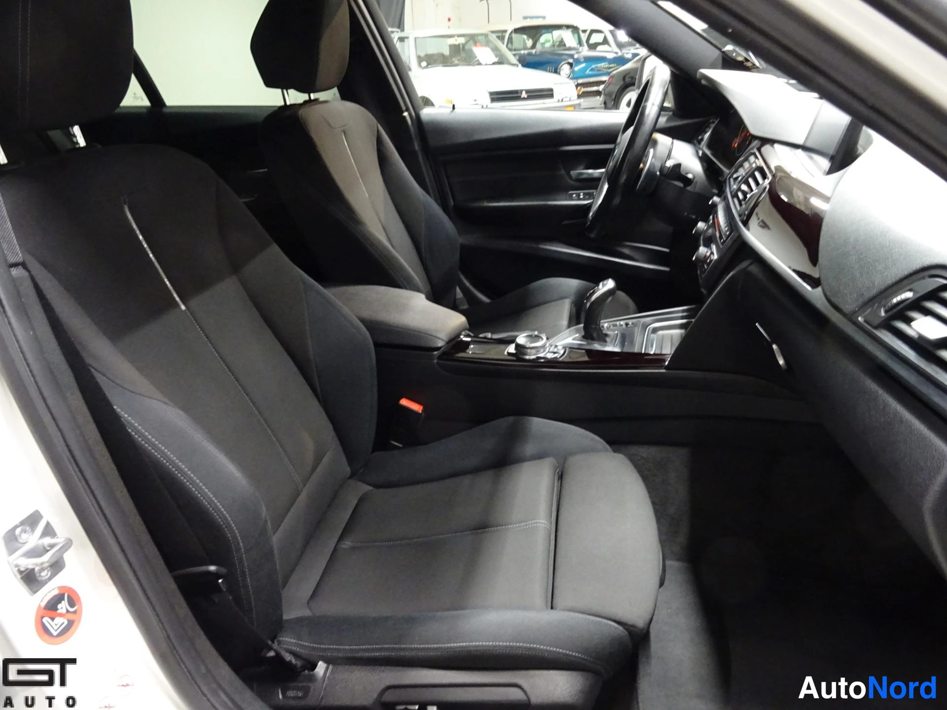 Valkoinen BMW 330d xDrive 2014, etuistuimet, kuva 14