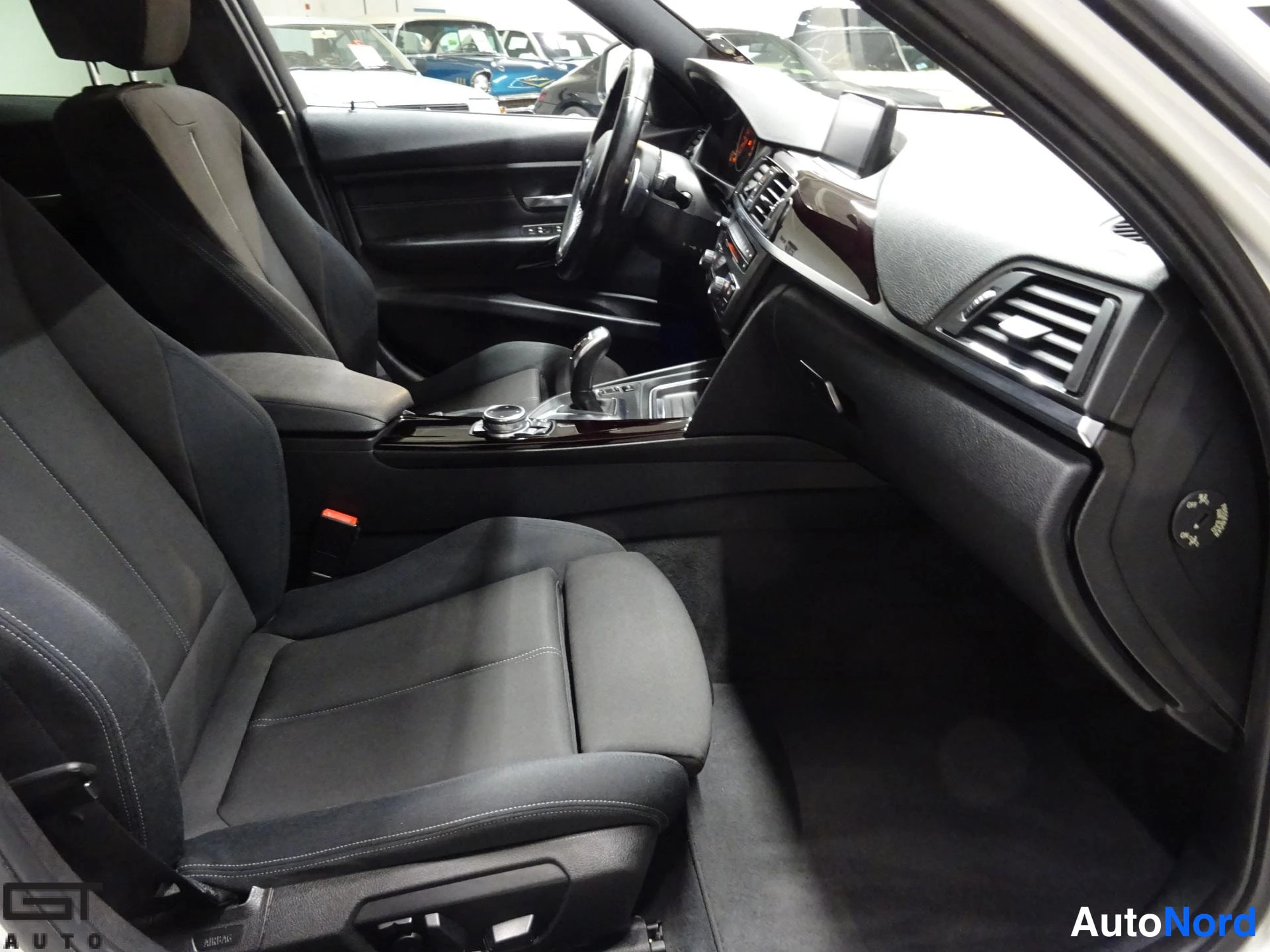 Valkoinen BMW 330d xDrive 2014, etuistuimet, kuva 15