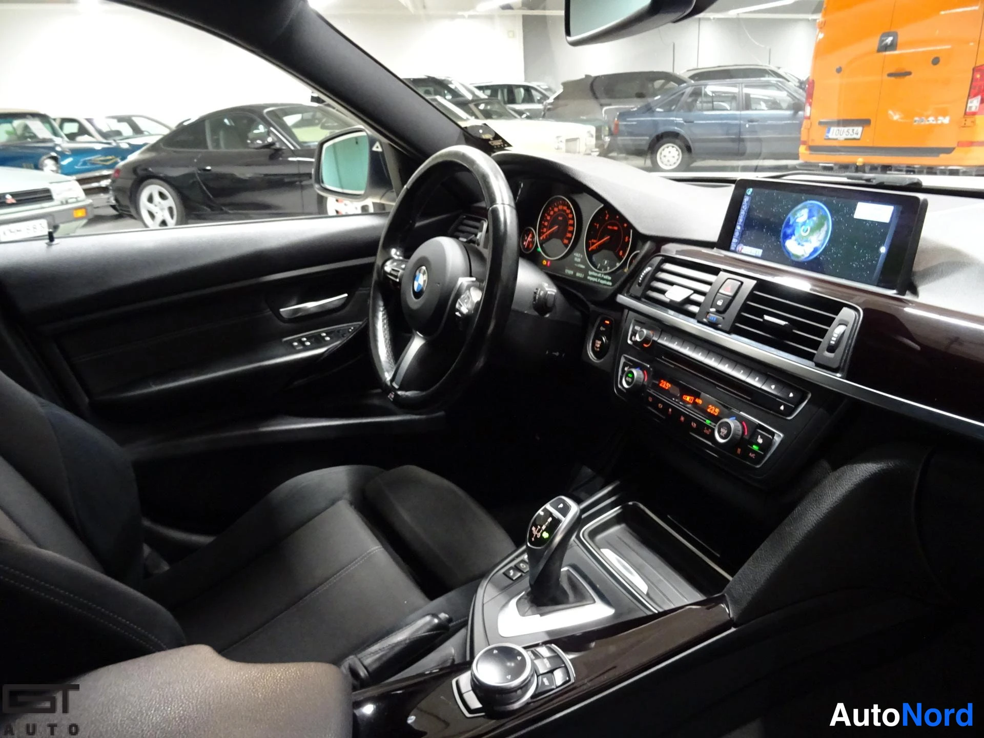 Valkoinen BMW 330d xDrive 2014, ohjaamo, kuva 13