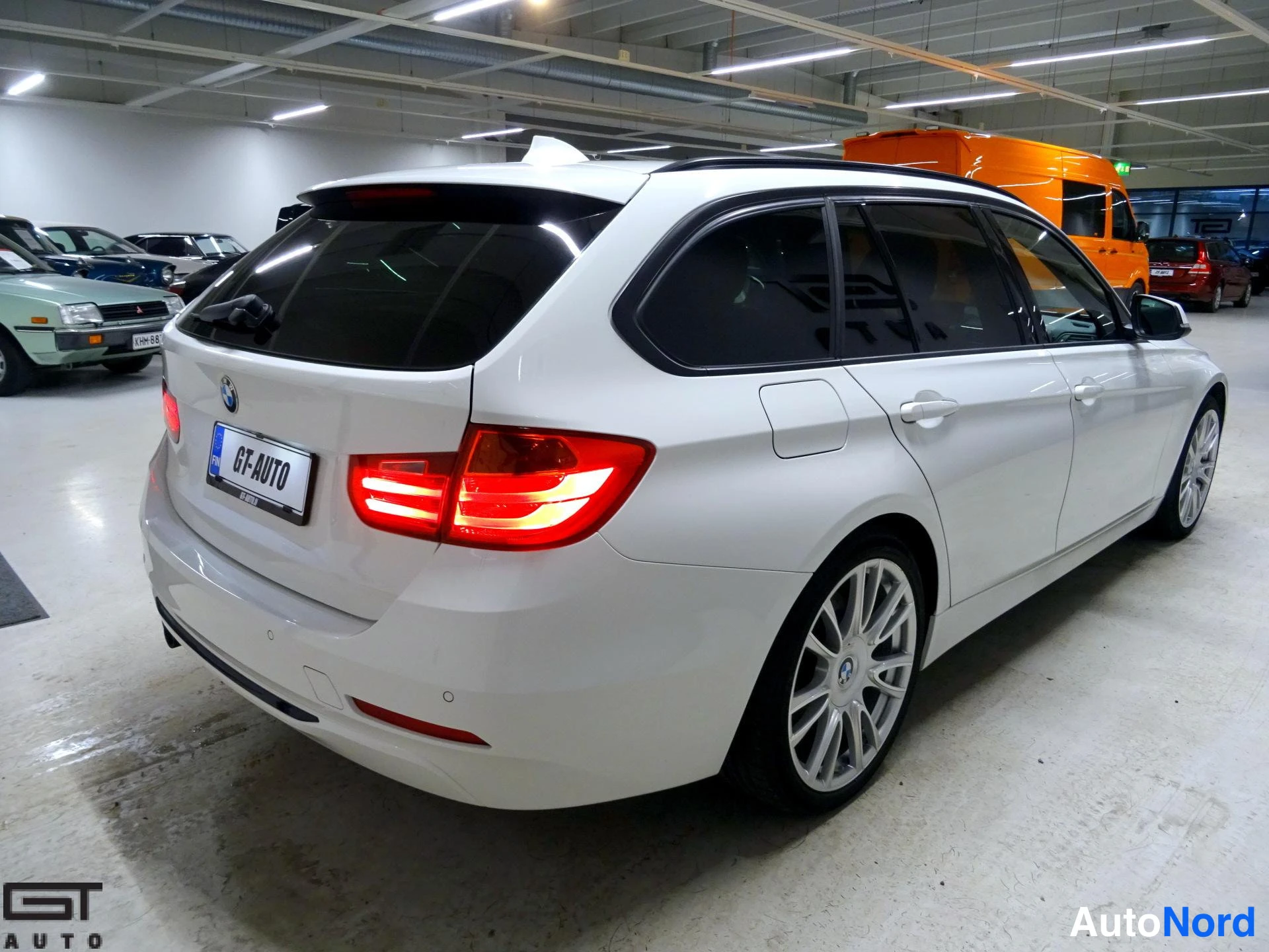 Valkoinen BMW 330d xDrive 2014, takaviisto, kuva 7
