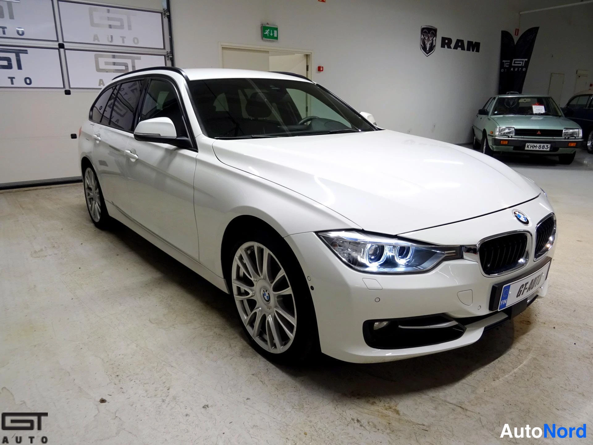Valkoinen BMW 330d xDrive 2014, etuviisto, keula oikealle, kuva 3