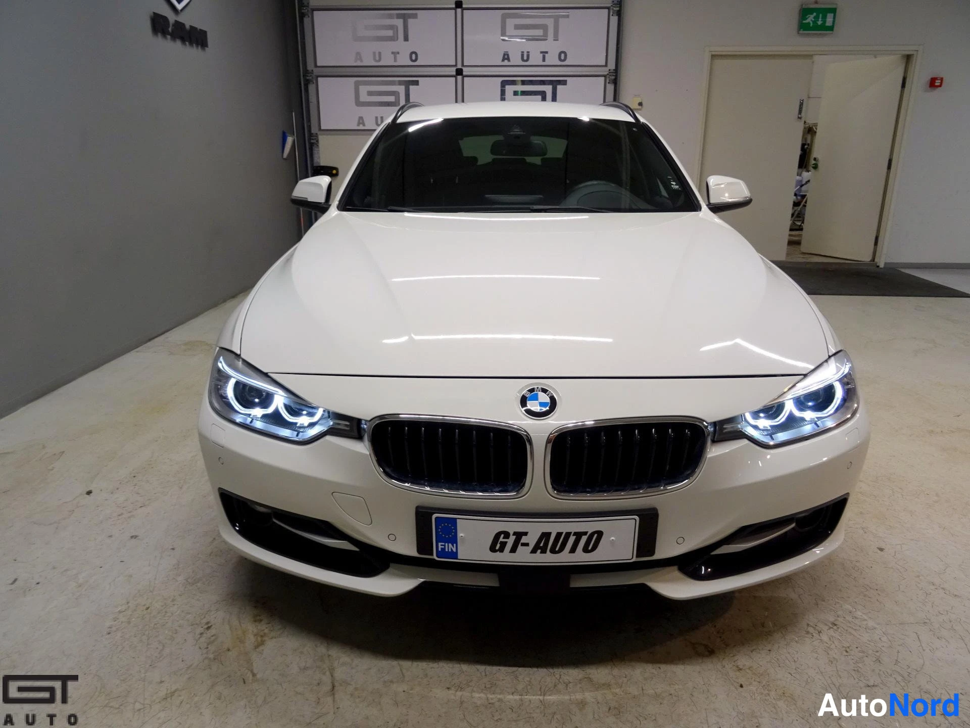 Valkoinen BMW 330d xDrive 2014, edestä, kuva 4
