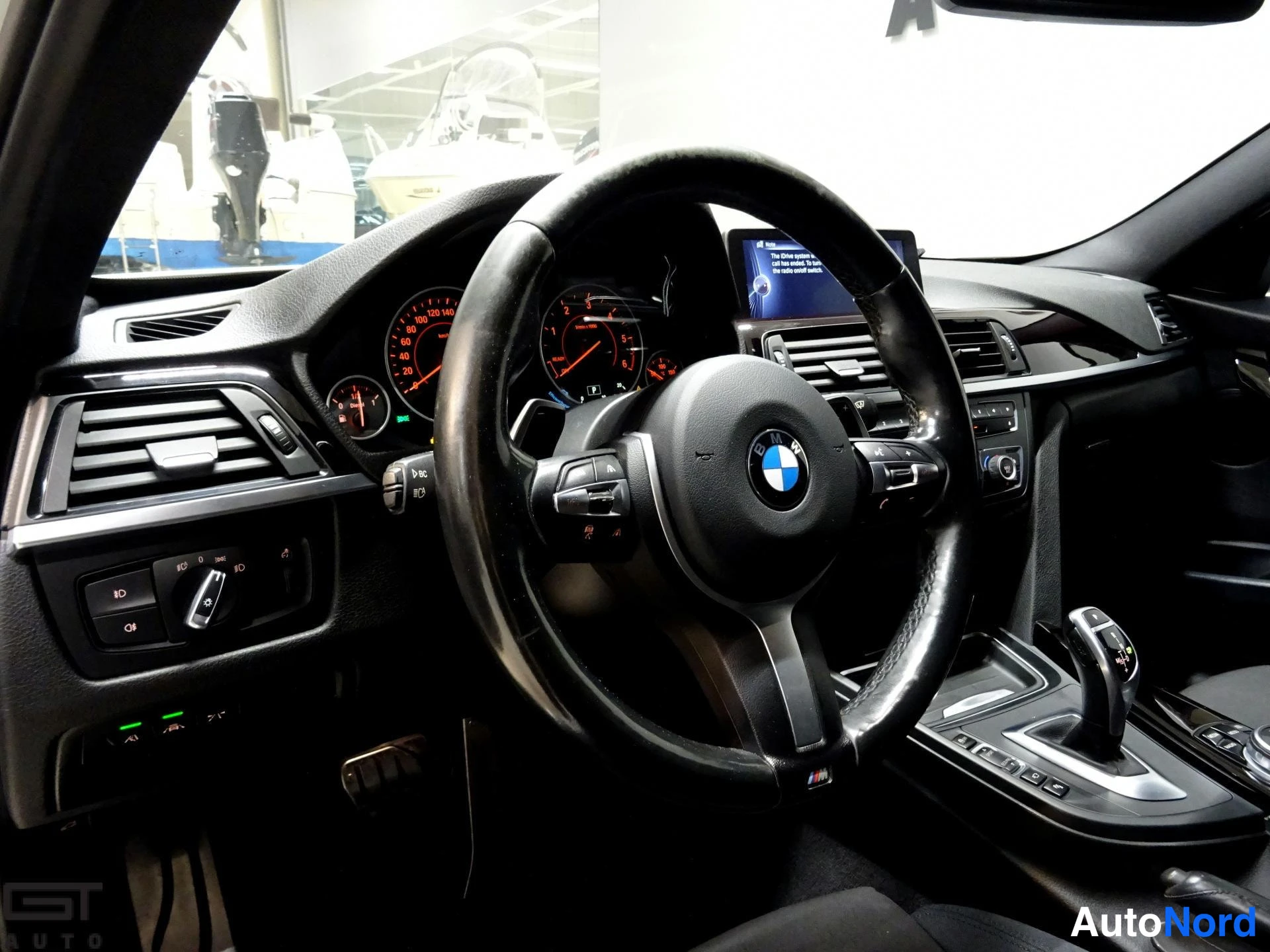 Valkoinen BMW 330d xDrive 2014, ohjaamo, kuva 10