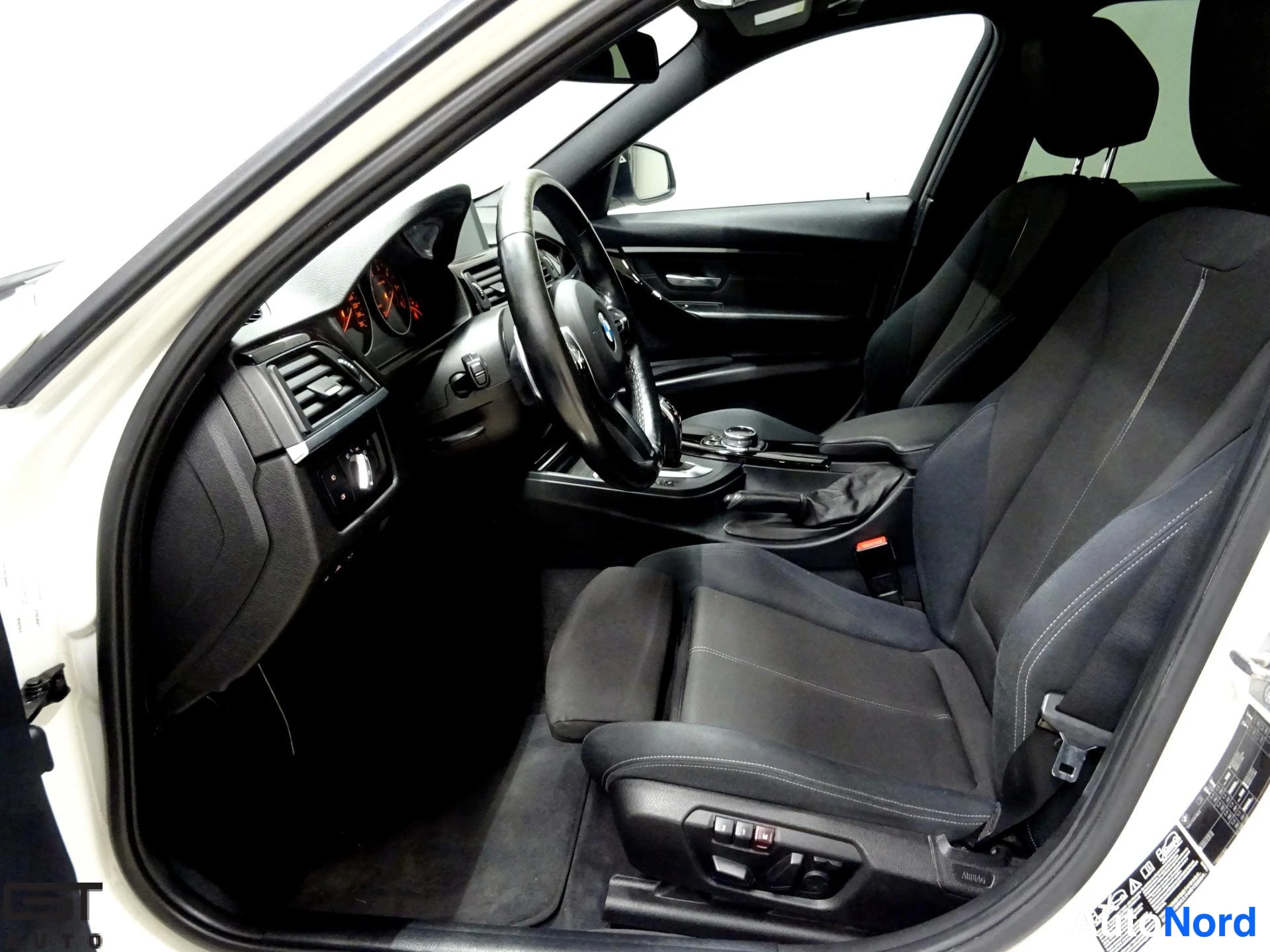 Valkoinen BMW 330d xDrive 2014, ohjaamo, kuva 9