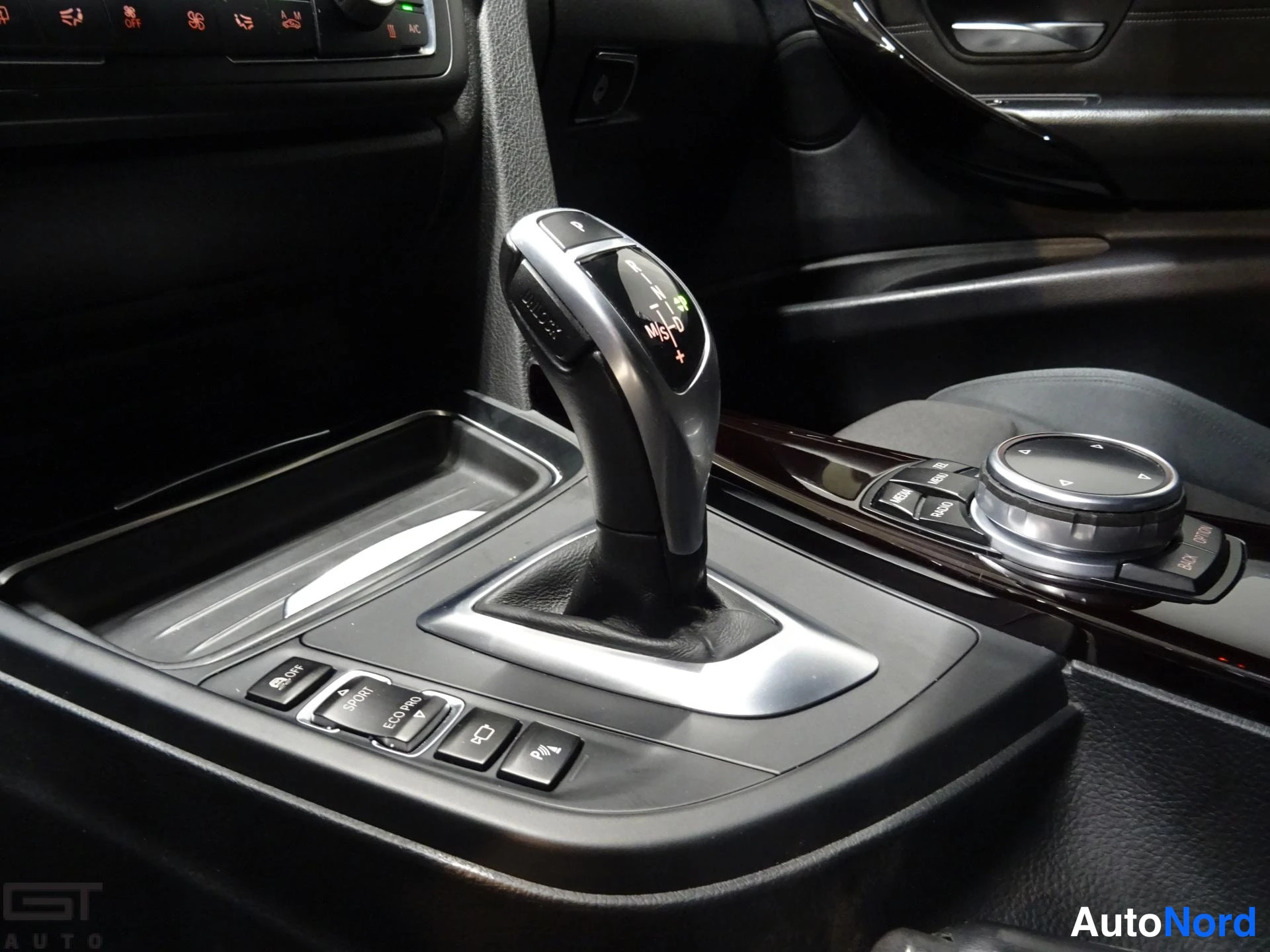 Valkoinen BMW 330d xDrive 2014, yksityiskohta, kuva 19