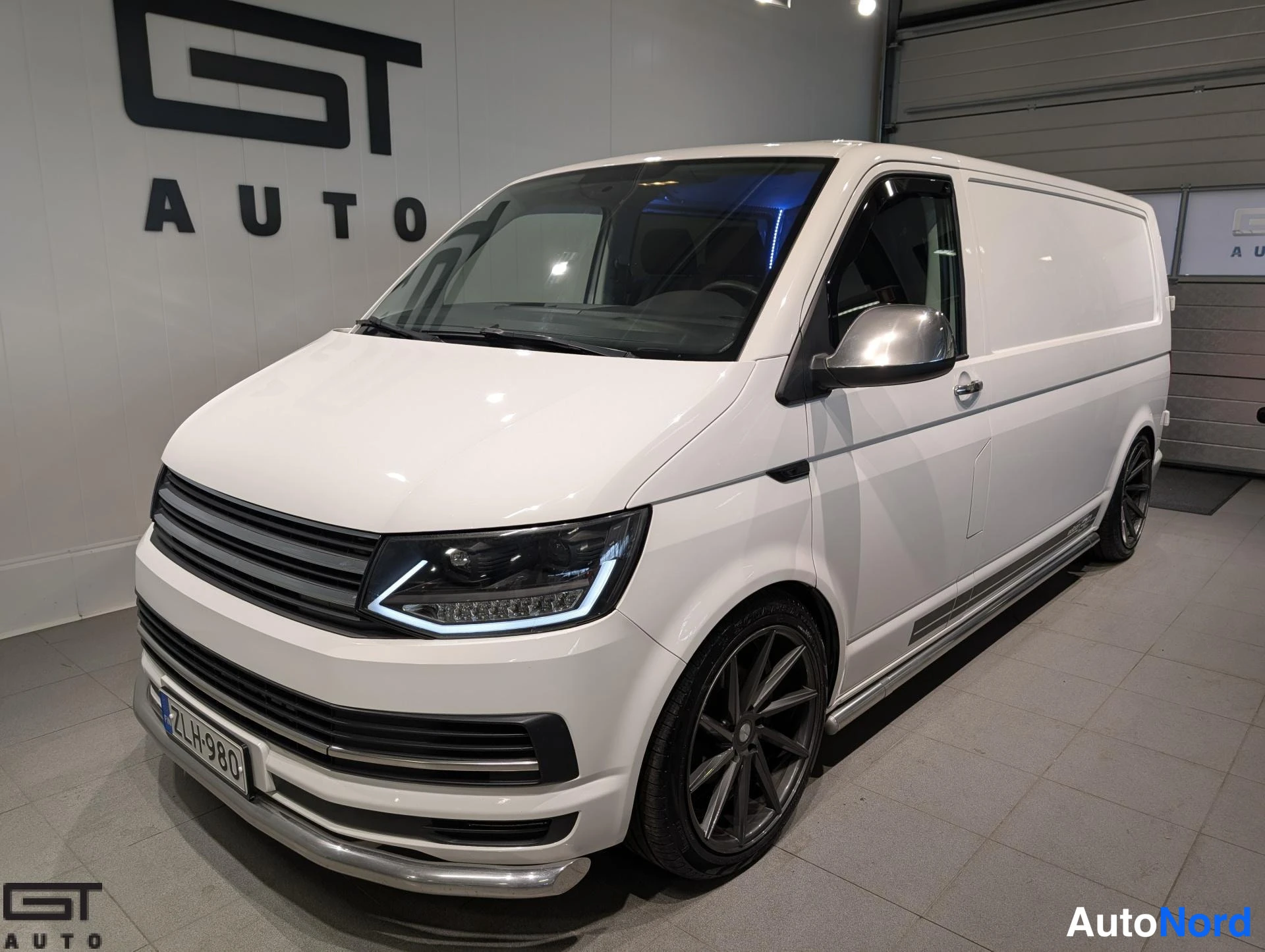 Valkoinen Volkswagen Transporter 2017, etuviisto, keula vasemmalle, kuva 2