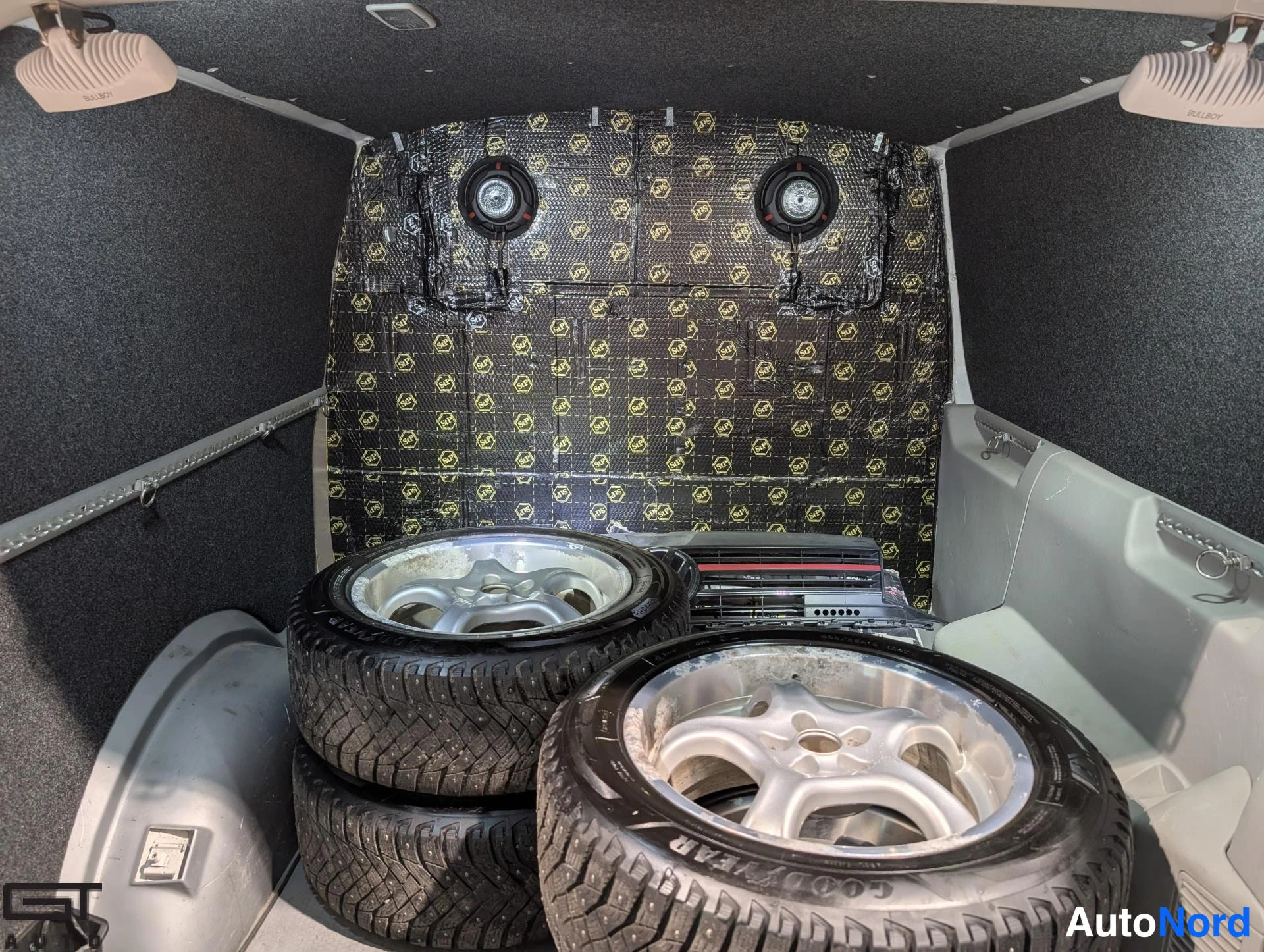 Valkoinen Volkswagen Transporter 2017, tavaratila, kuva 12
