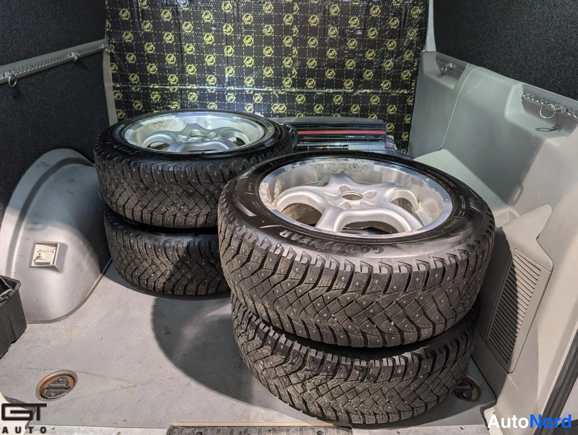 Valkoinen Volkswagen Transporter 2017, tavaratila, kuva 13