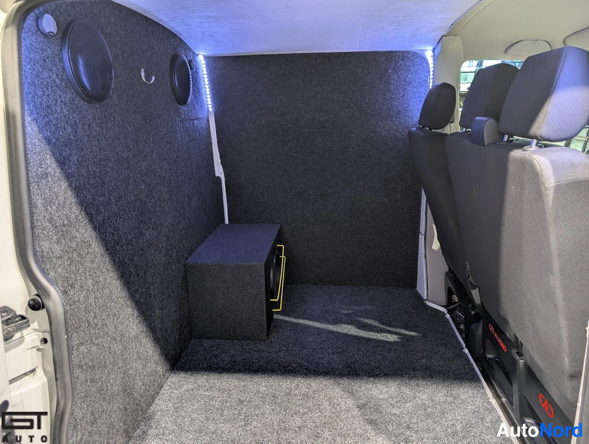 Valkoinen Volkswagen Transporter 2017, tavaratila, kuva 14