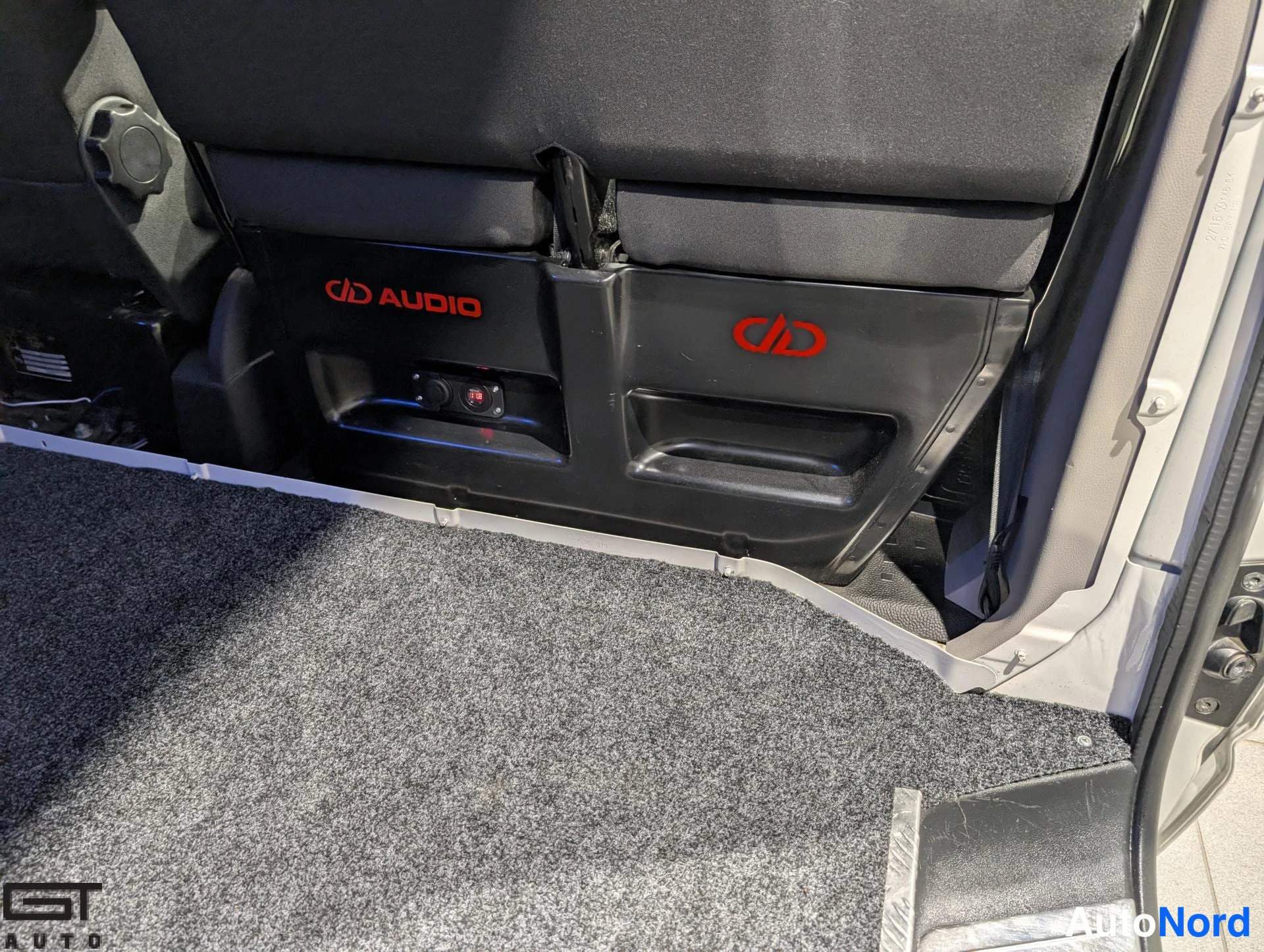 Valkoinen Volkswagen Transporter 2017, tavaratila, kuva 15