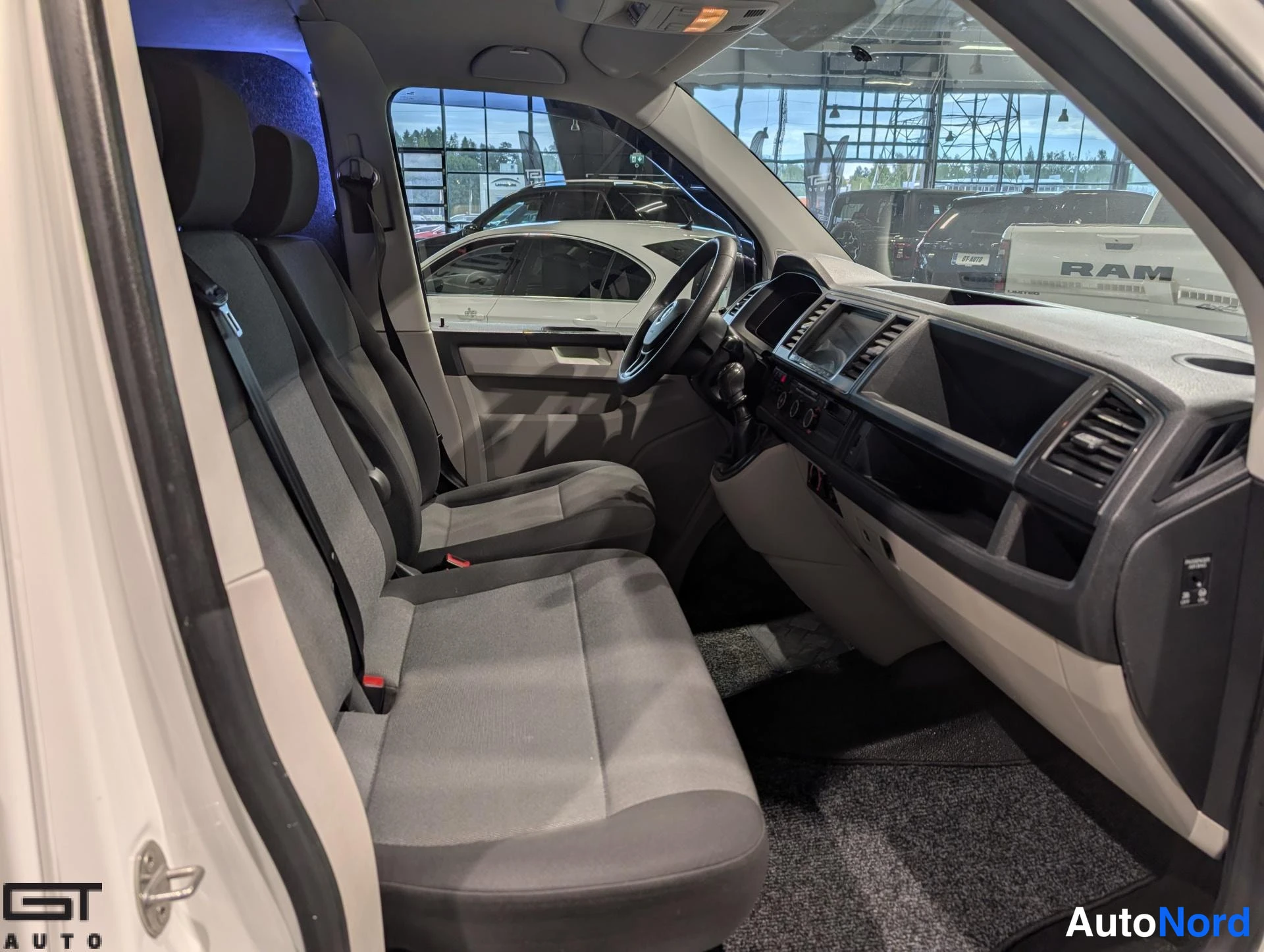 Valkoinen Volkswagen Transporter 2017, etuistuimet, kuva 11
