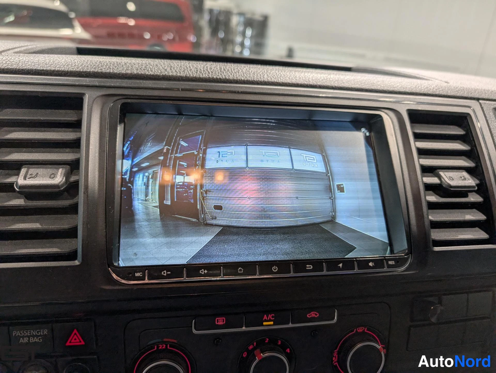 Valkoinen Volkswagen Transporter 2017, yksityiskohta, kuva 17