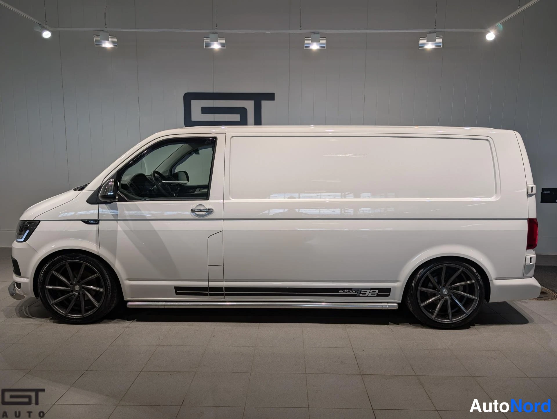Valkoinen Volkswagen Transporter 2017, sivulta, kuva 6