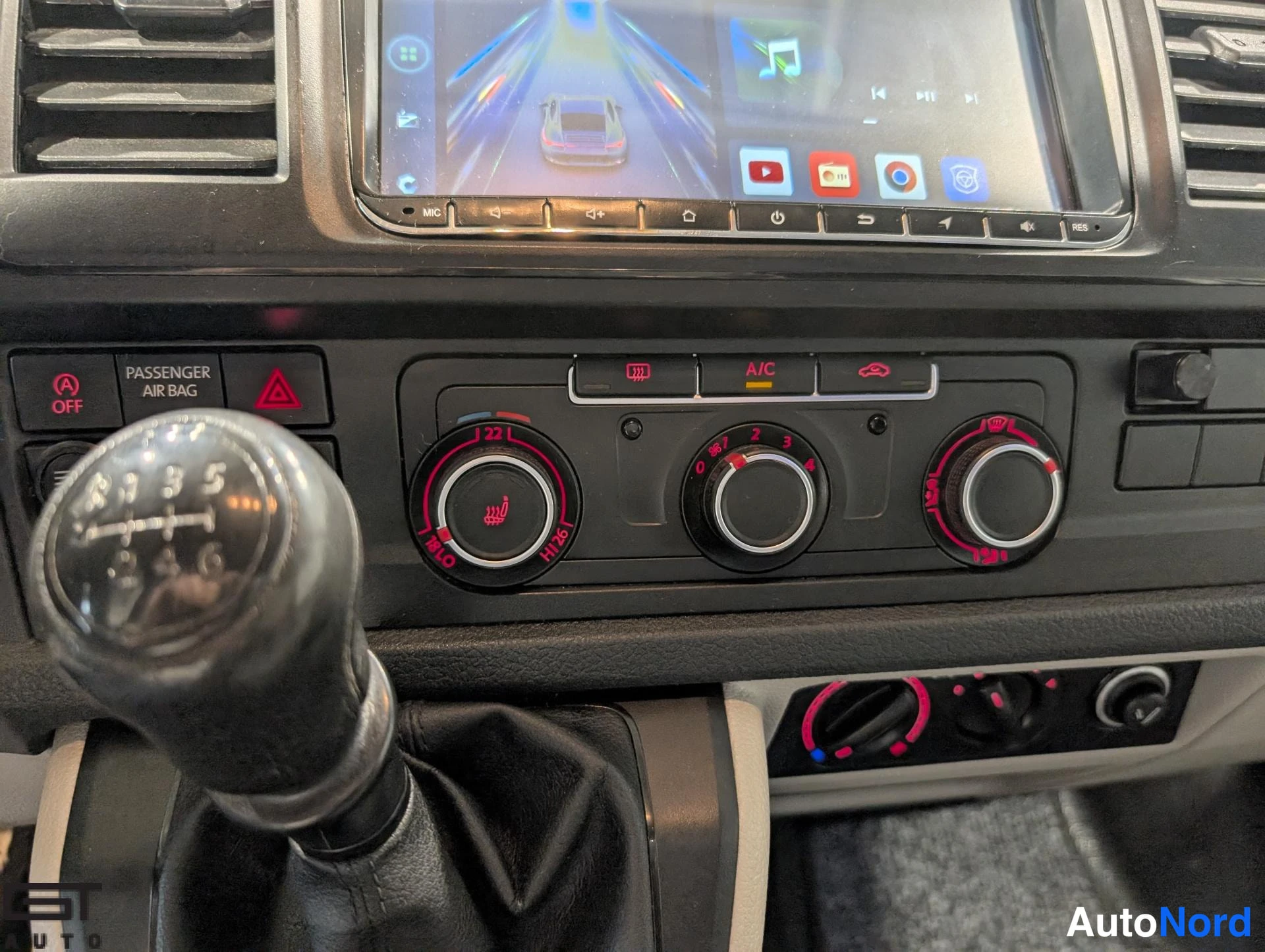 Valkoinen Volkswagen Transporter 2017, yksityiskohta, kuva 21