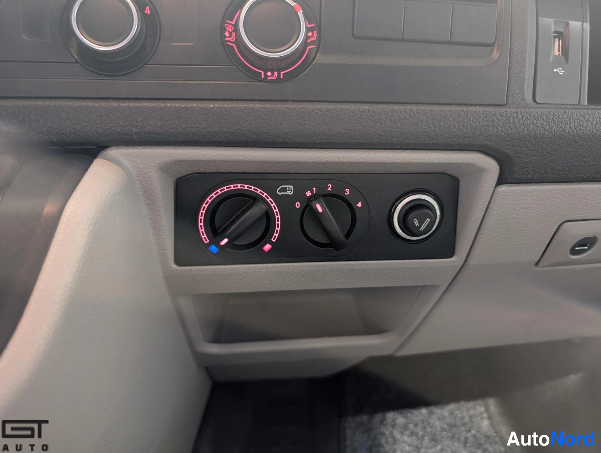 Valkoinen Volkswagen Transporter 2017, yksityiskohta, kuva 22