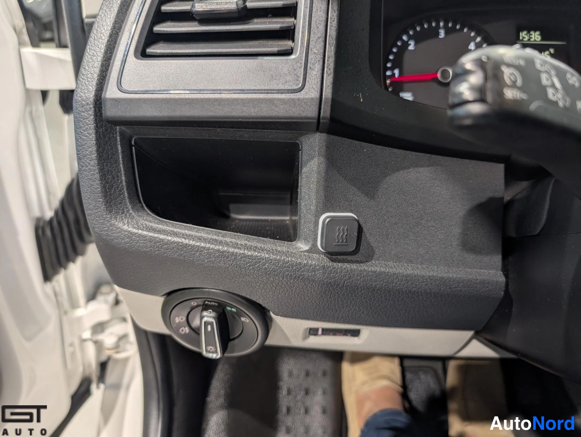 Valkoinen Volkswagen Transporter 2017, yksityiskohta, kuva 23