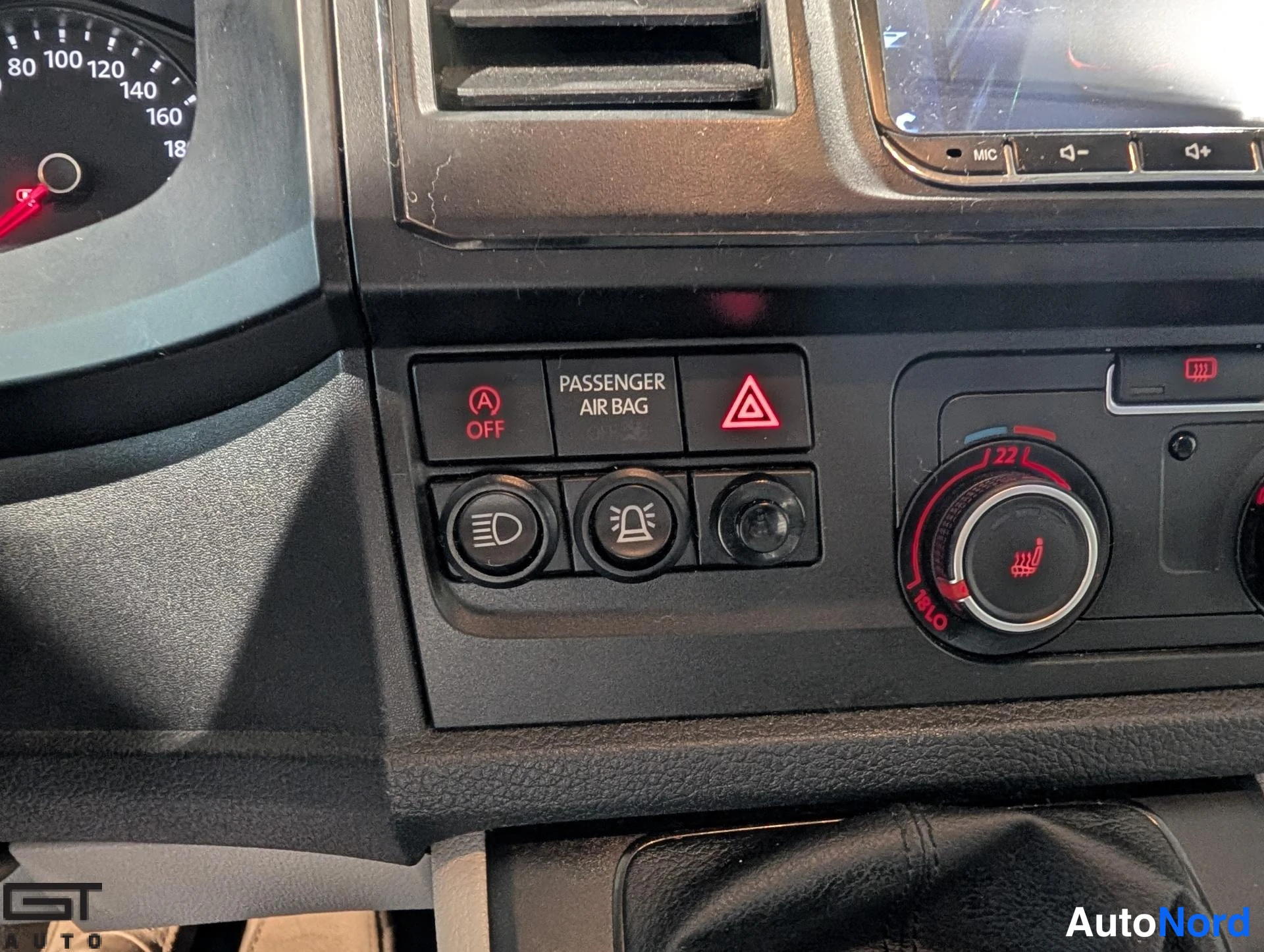 Valkoinen Volkswagen Transporter 2017, yksityiskohta, kuva 25