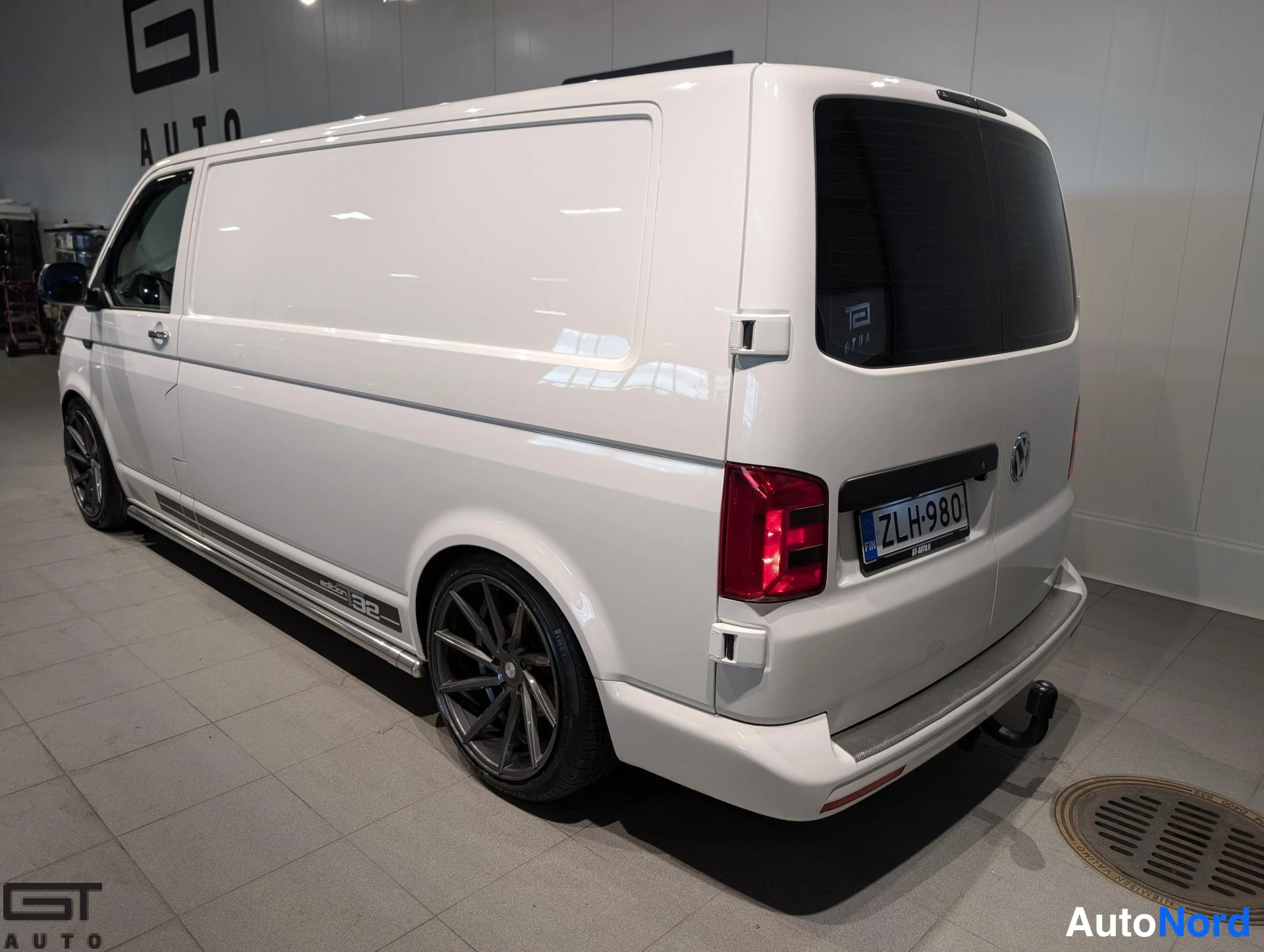Valkoinen Volkswagen Transporter 2017, takaviisto, kuva 7