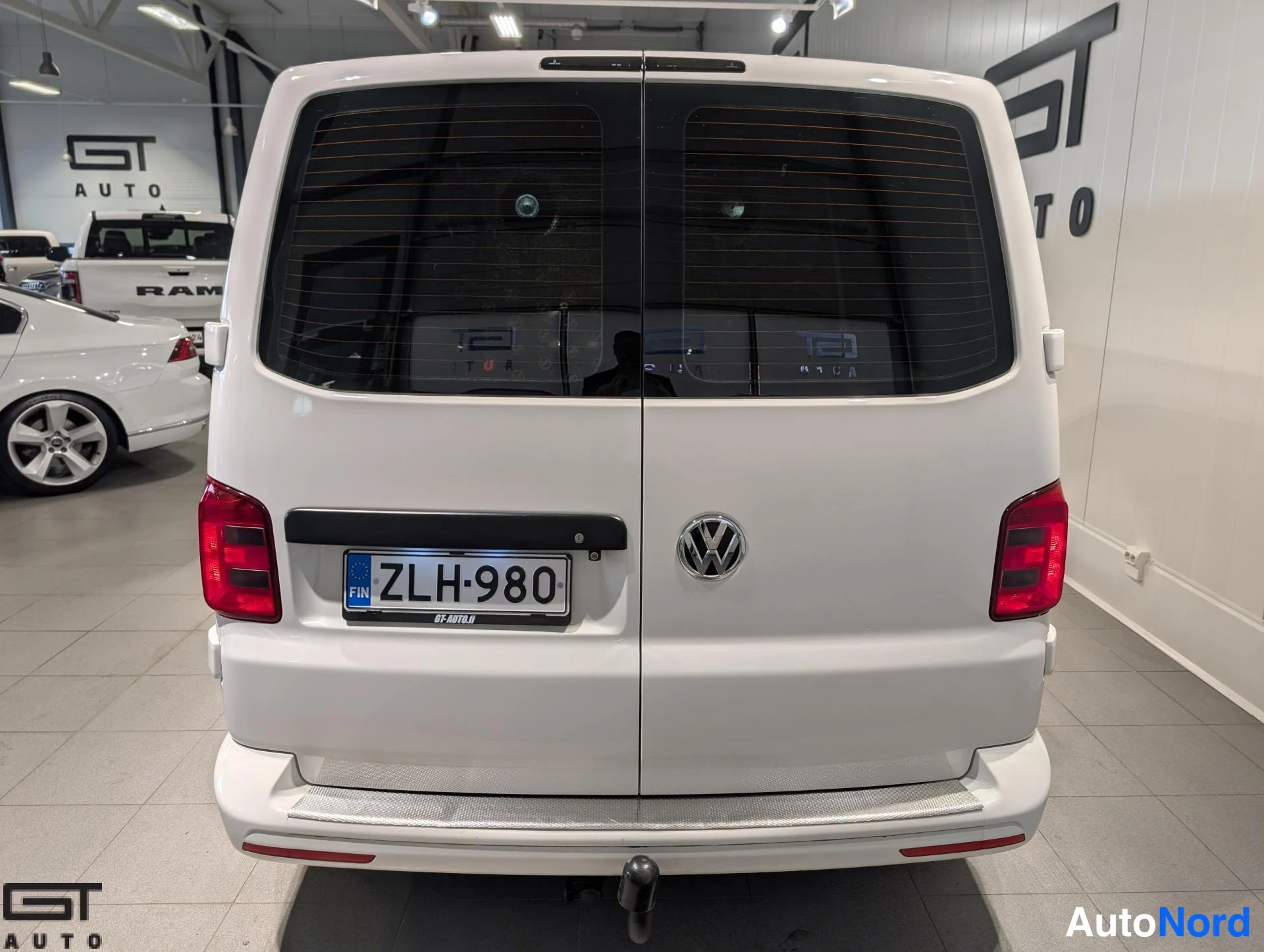 Valkoinen Volkswagen Transporter 2017, takaa, kuva 9