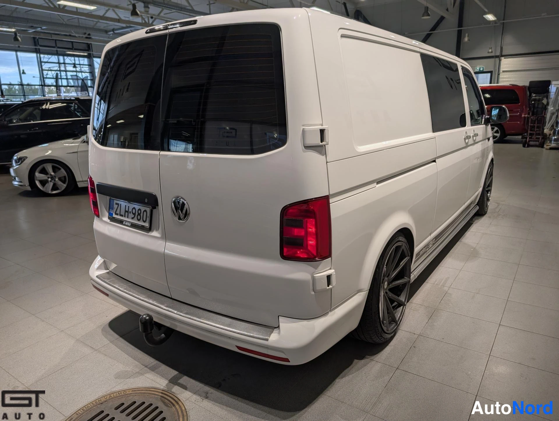 Valkoinen Volkswagen Transporter 2017, takaviisto, kuva 8