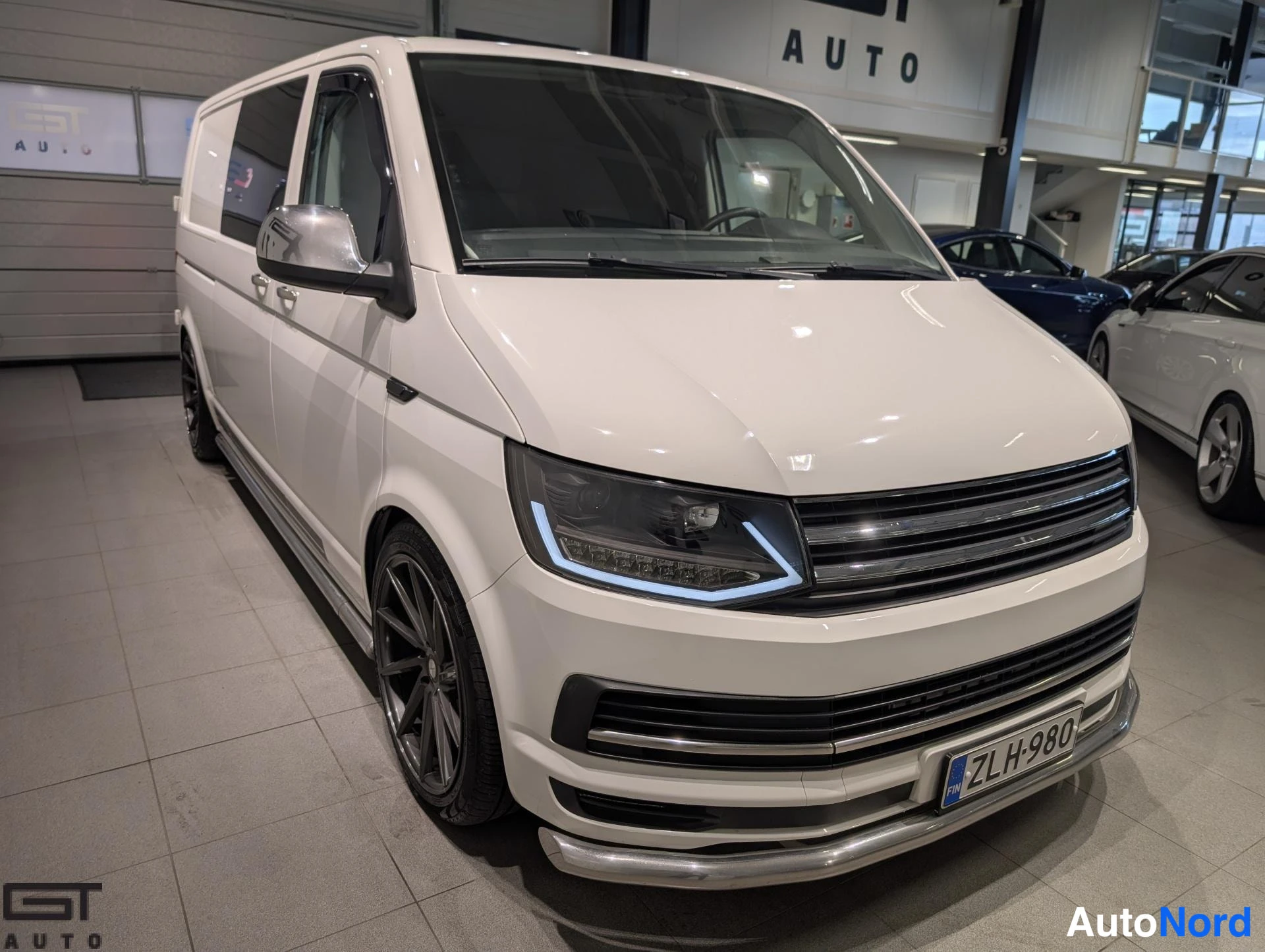 Valkoinen Volkswagen Transporter 2017, etuviisto, keula oikealle, kuva 3