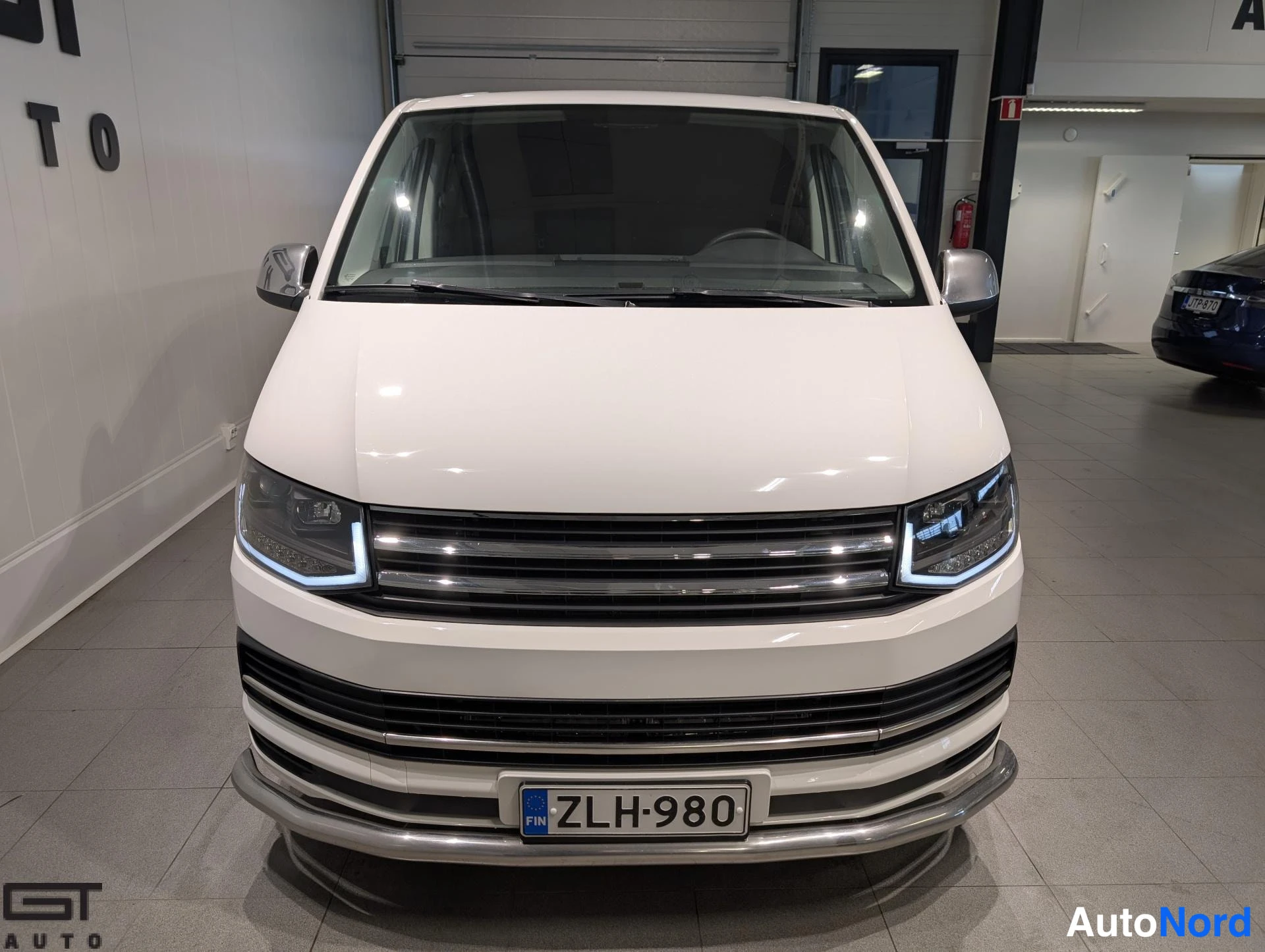 Valkoinen Volkswagen Transporter 2017, edestä, kuva 4