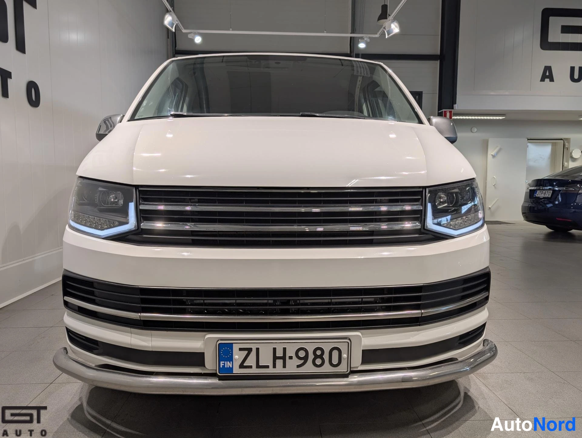 Valkoinen Volkswagen Transporter 2017, edestä, kuva 5