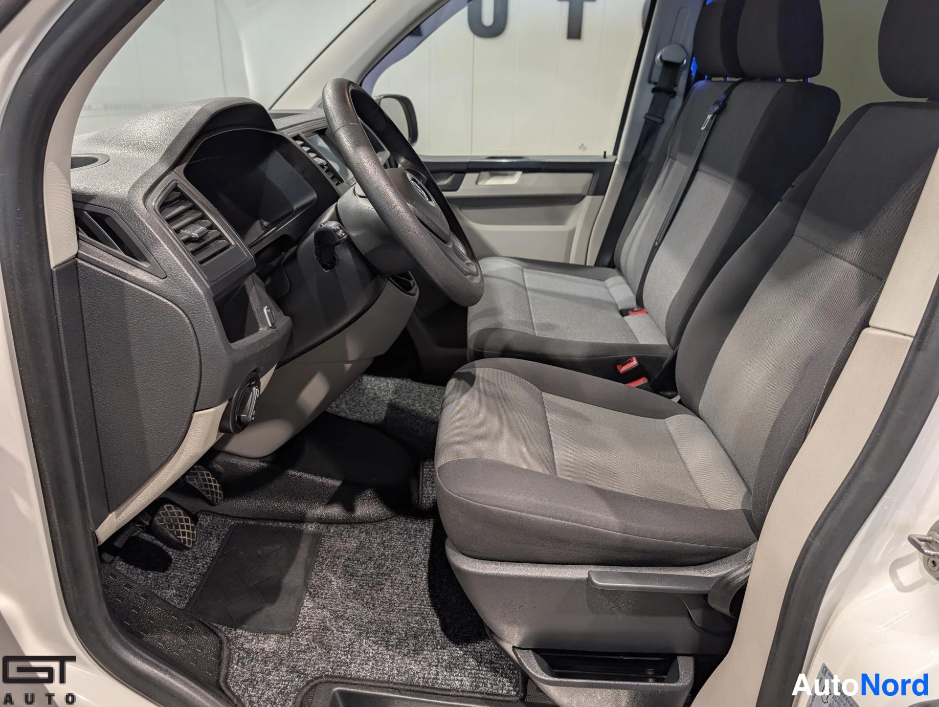 Valkoinen Volkswagen Transporter 2017, etuistuimet, kuva 10