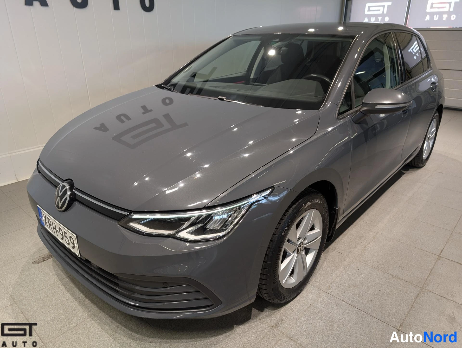 Harmaa Volkswagen Golf 2020, etuviisto, keula vasemmalle, kuva 2