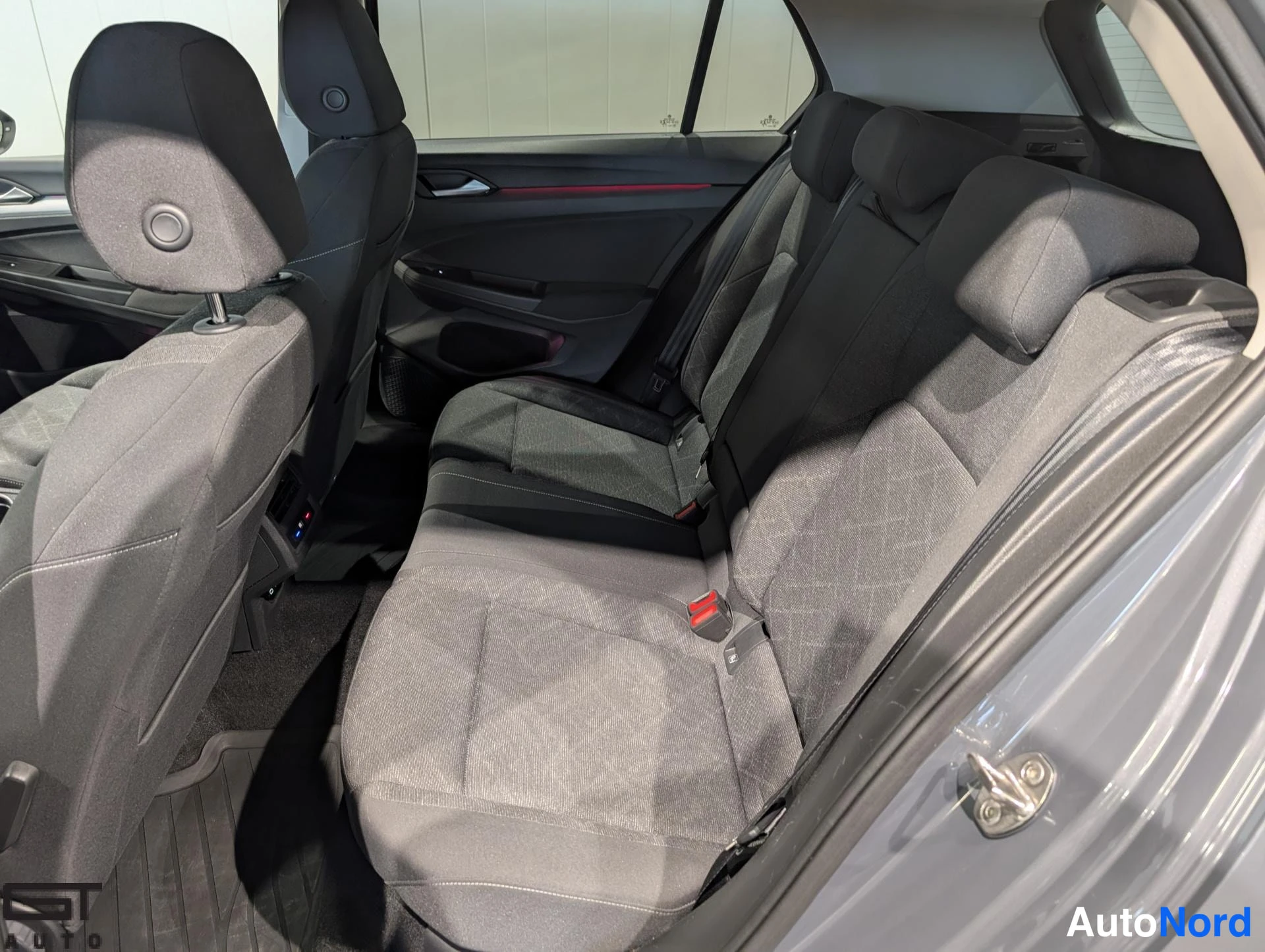 Harmaa Volkswagen Golf 2020, takaistuimet, kuva 15
