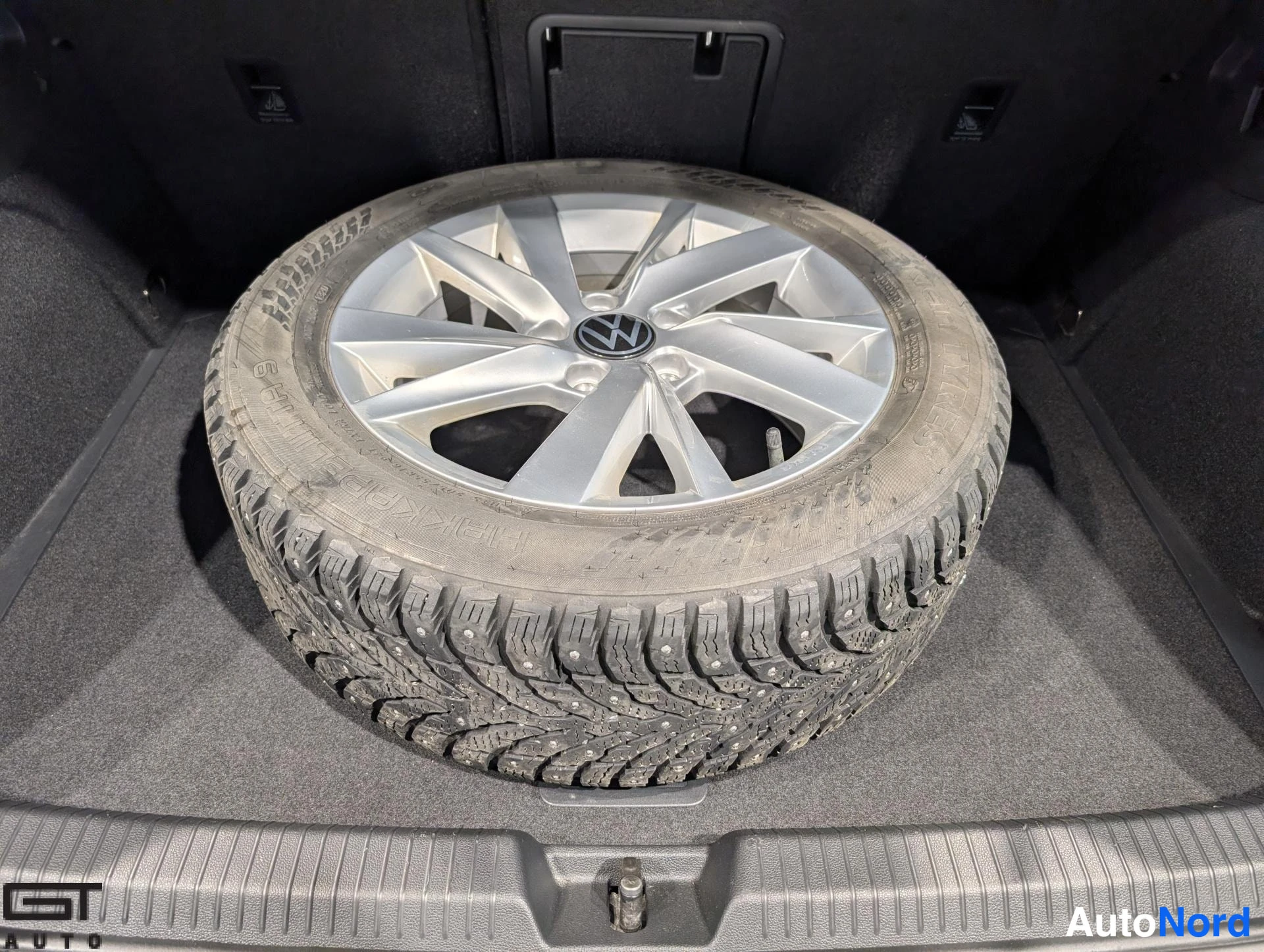 Harmaa Volkswagen Golf 2020, tavaratila, kuva 17