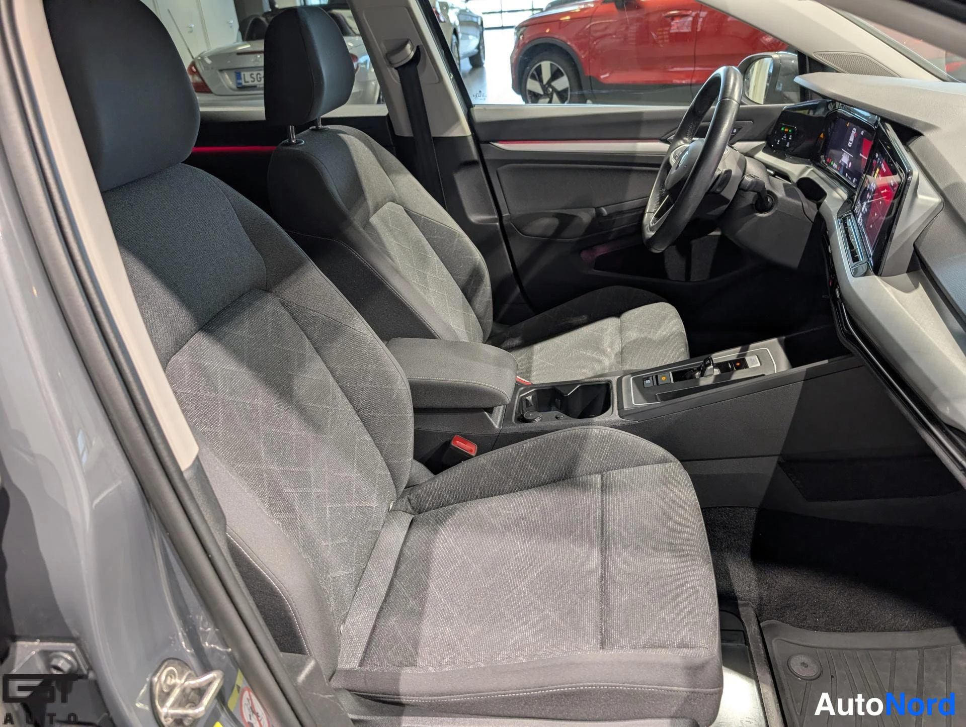 Harmaa Volkswagen Golf 2020, etuistuimet, kuva 13