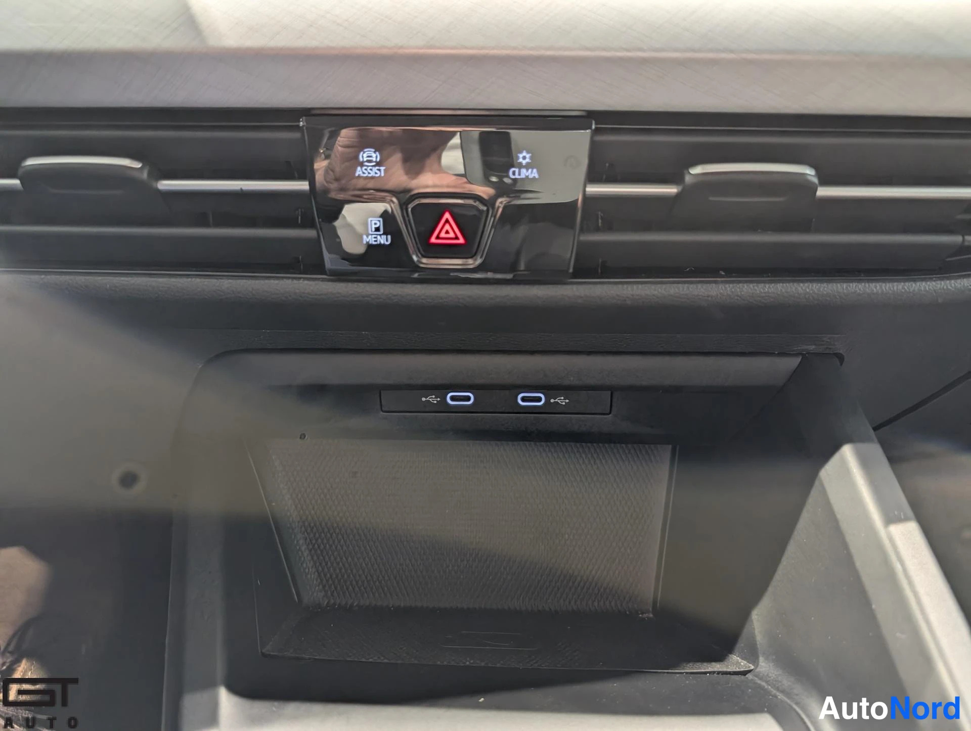 Harmaa Volkswagen Golf 2020, yksityiskohta, kuva 22
