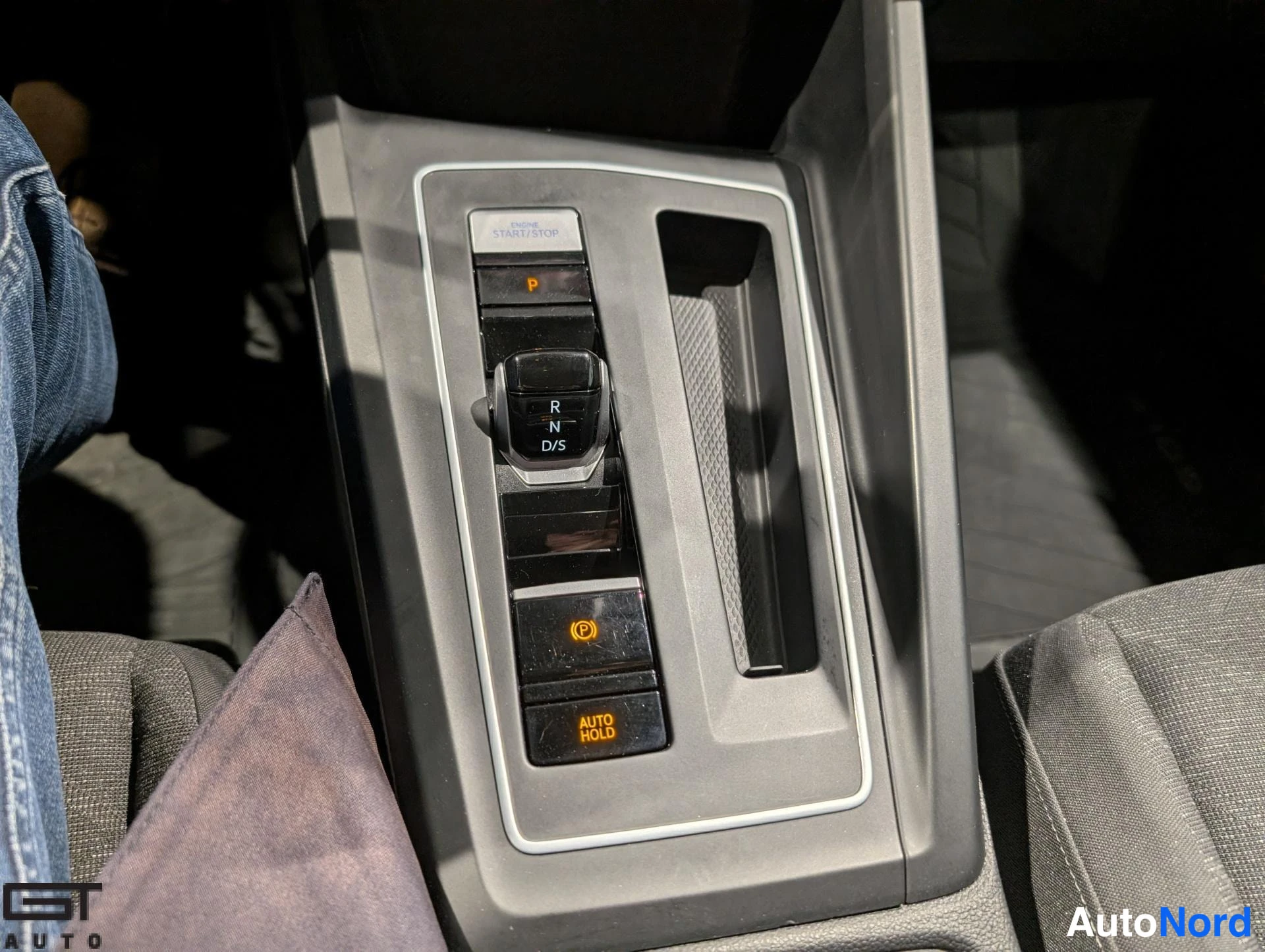 Harmaa Volkswagen Golf 2020, yksityiskohta, kuva 23