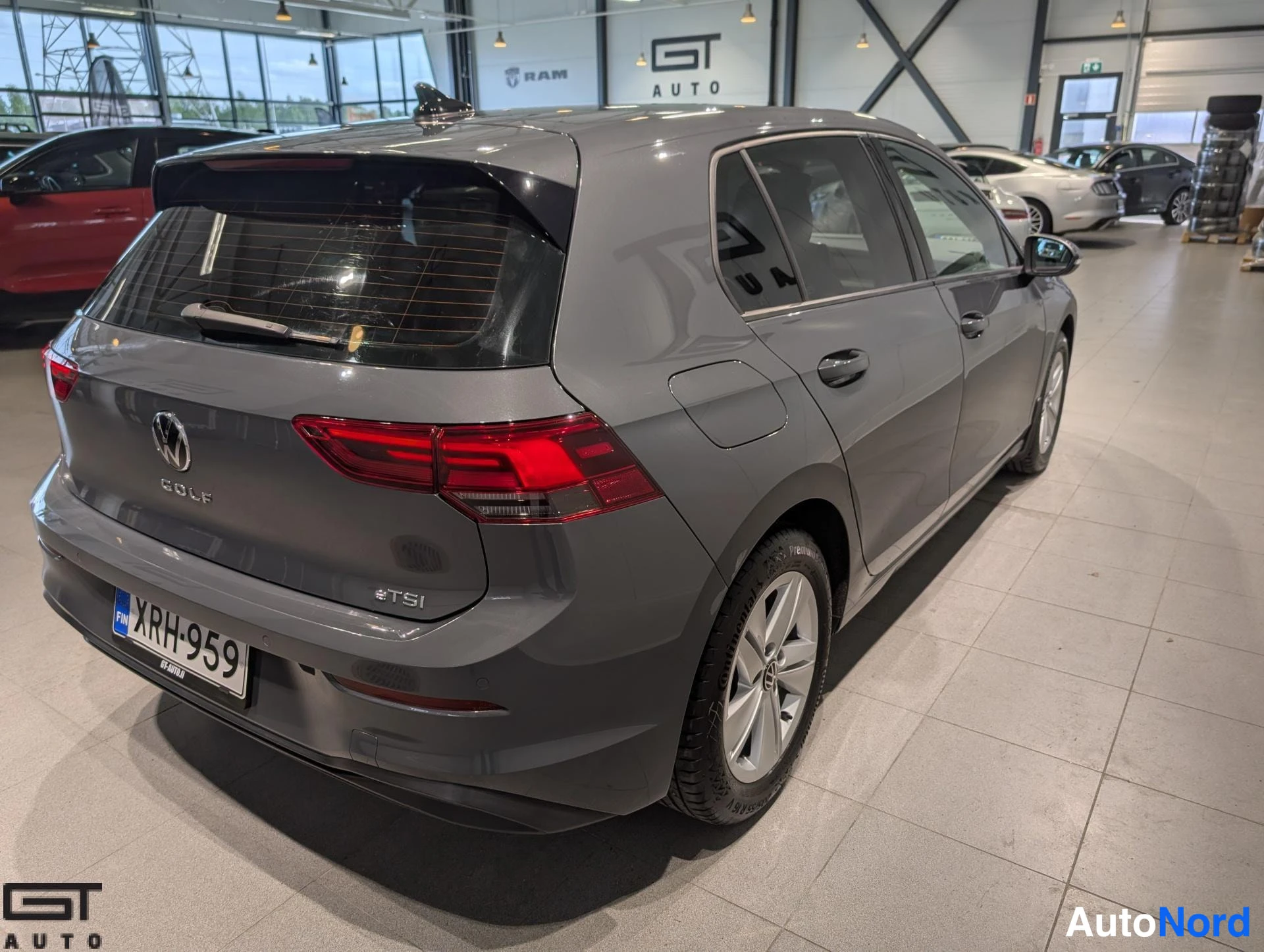 Harmaa Volkswagen Golf 2020, takaviisto, kuva 8