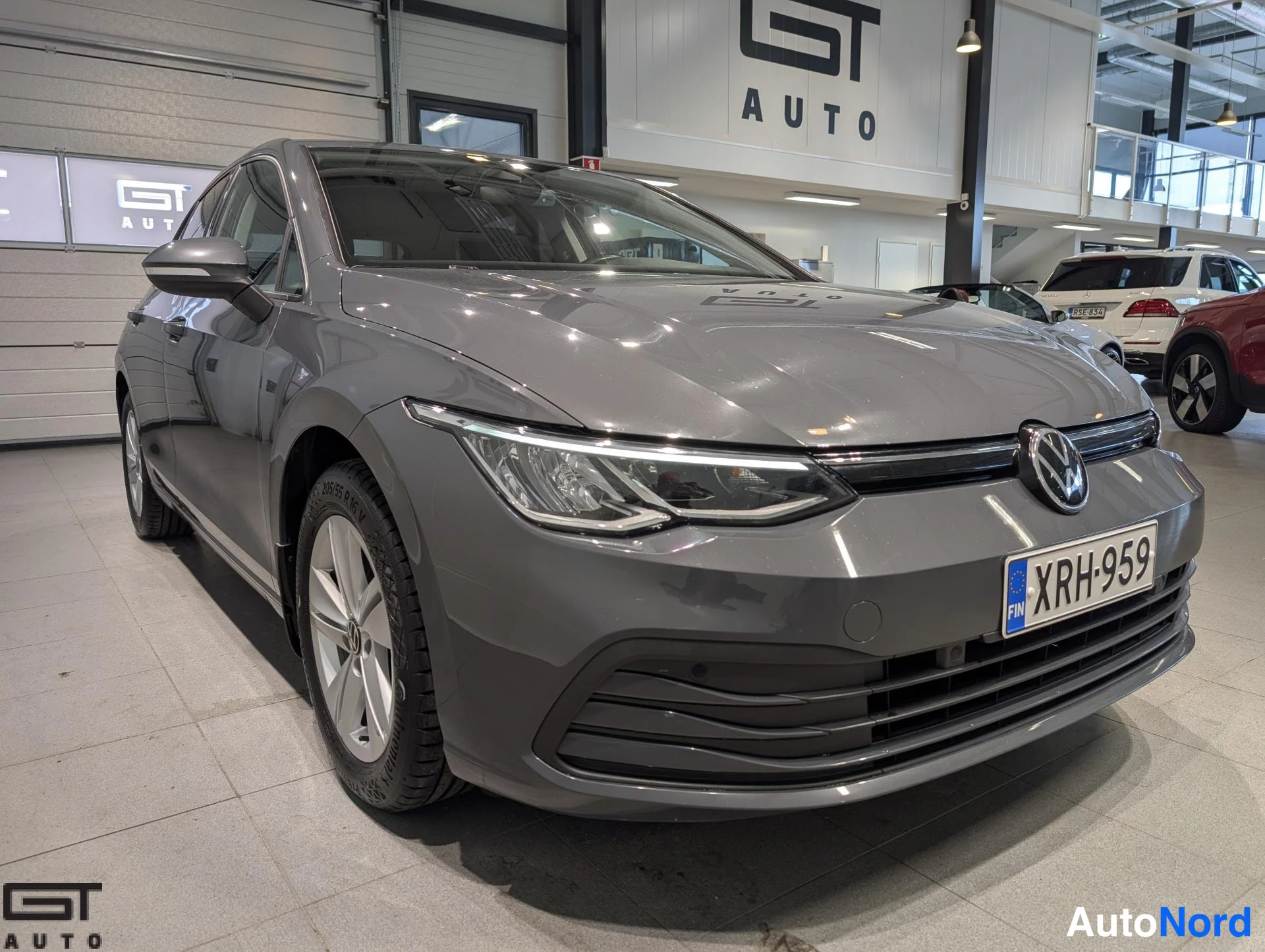 Harmaa Volkswagen Golf 2020, etuviisto, keula oikealle, kuva 3