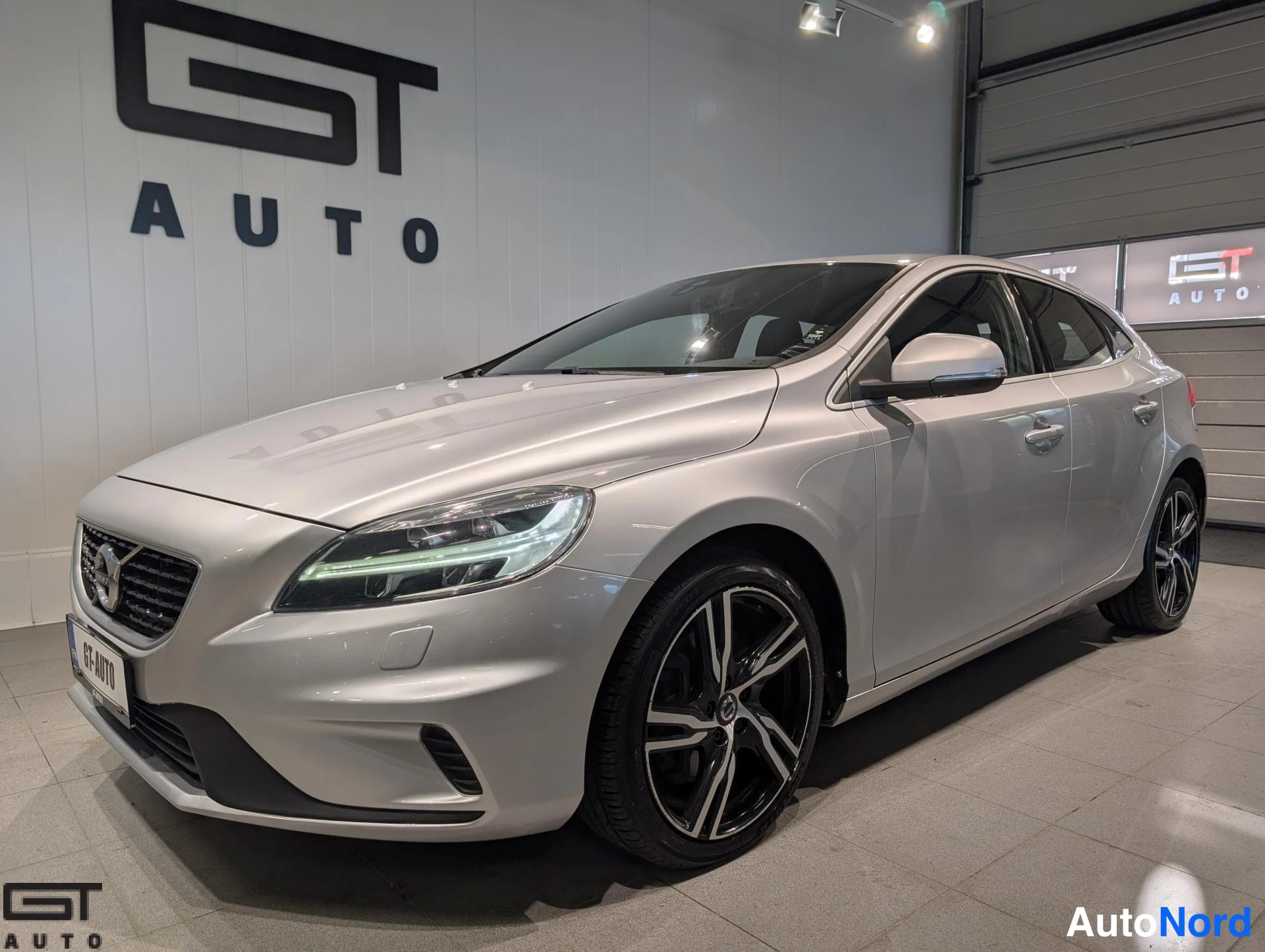 Hopea Volvo V40 2018, etuviisto, keula vasemmalle, kuva 2
