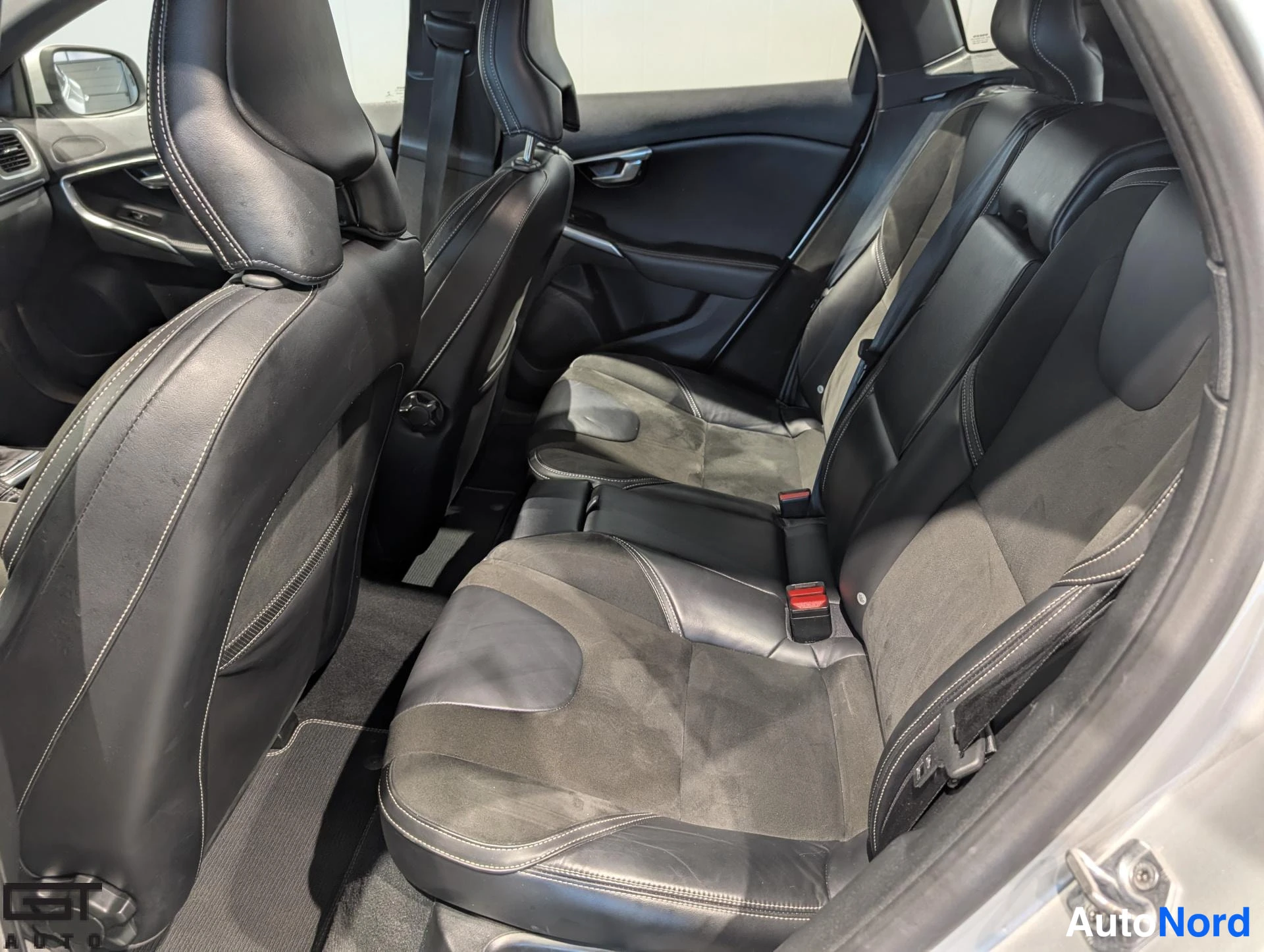Hopea Volvo V40 2018, takaistuimet, kuva 15