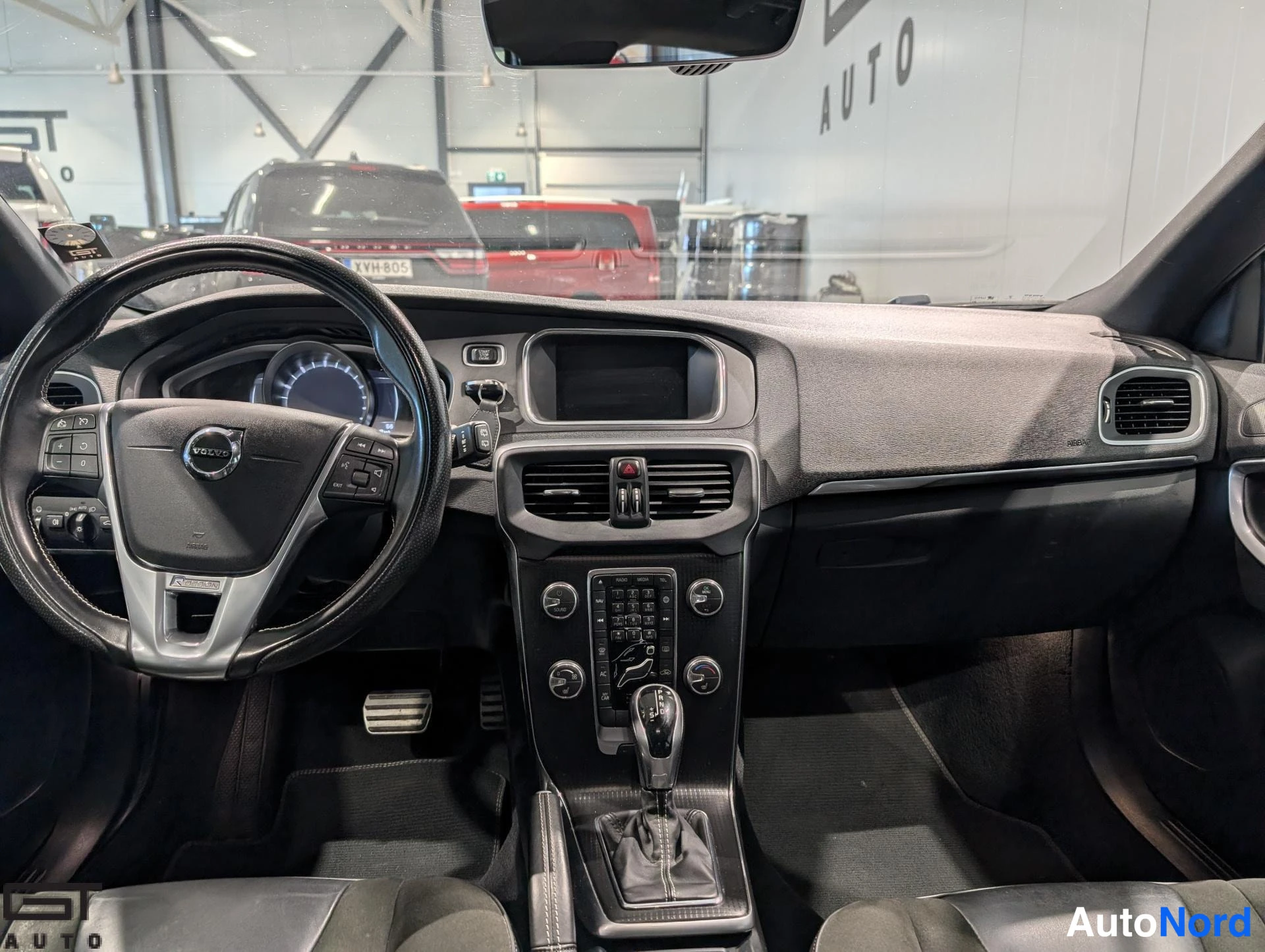 Hopea Volvo V40 2018, ohjaamo, kuva 10