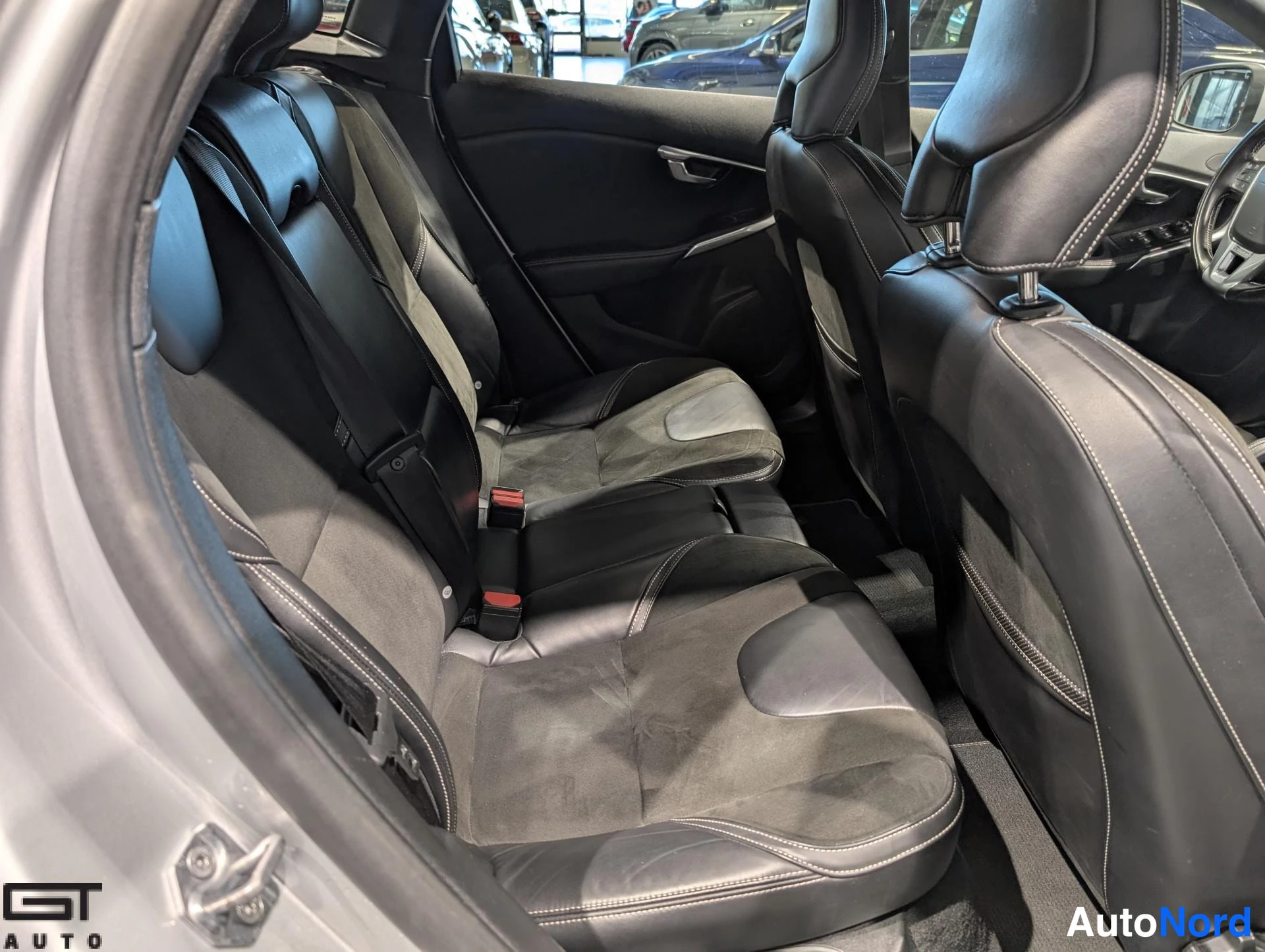 Hopea Volvo V40 2018, takaistuimet, kuva 16